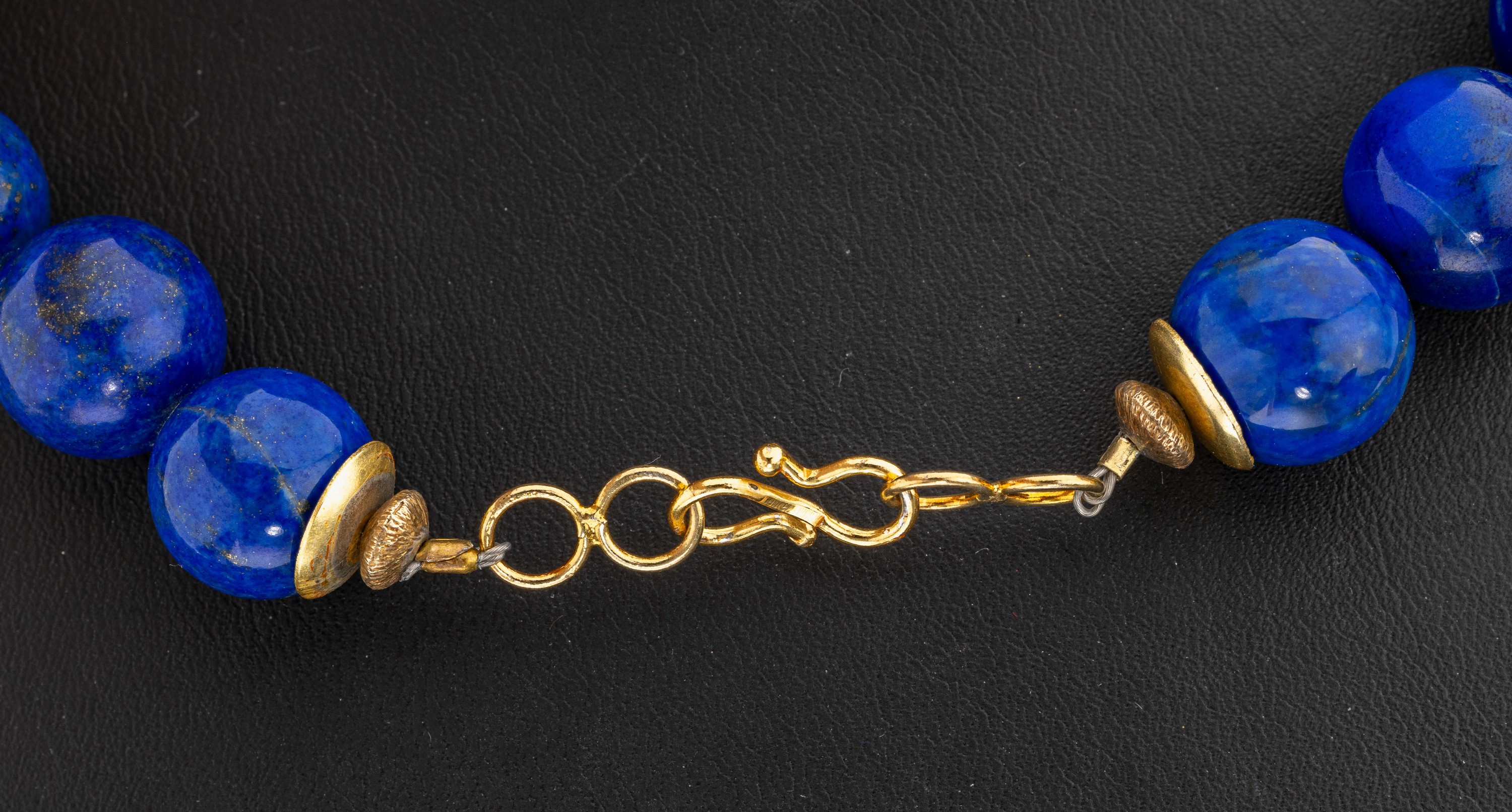 Detail a: Lapislazuli-Collier mit Tibetanischer Kugel, Lapislazuli-Kugeln, D. ca. 13.4-14 mm, 1 Kugel, Tibet, Silber verg., S-Schließe und Zwischenglieder ...