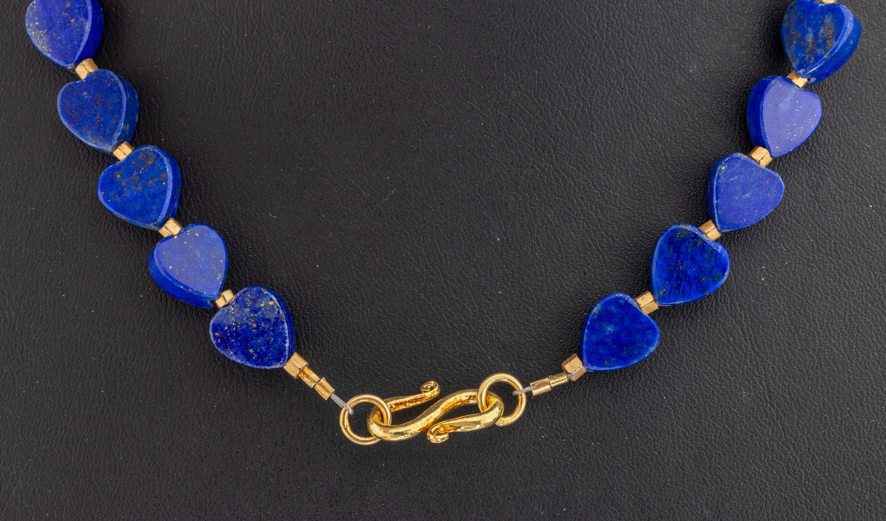 Detail a: Lapislazuli-Collier, Lapislazuli-Herze im Verlauf, S-Schließe und Zwischenglieder Silberverg., L. ca. 45 cm