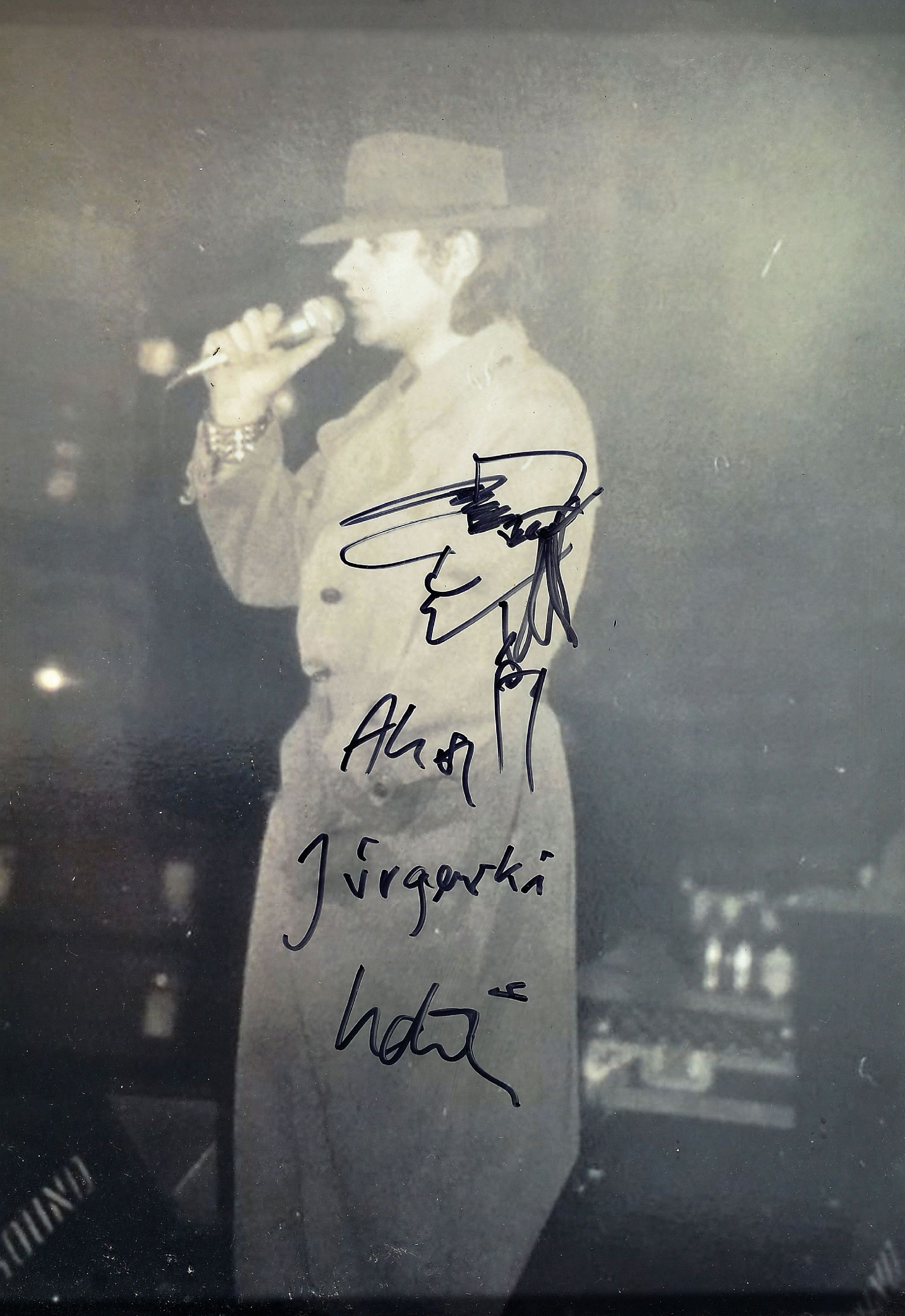 Image 27048025 - Udo Lindenberg, geb. 1946, s/w Foto während eines Auftritts, mit Filzstiftzeichnung ...