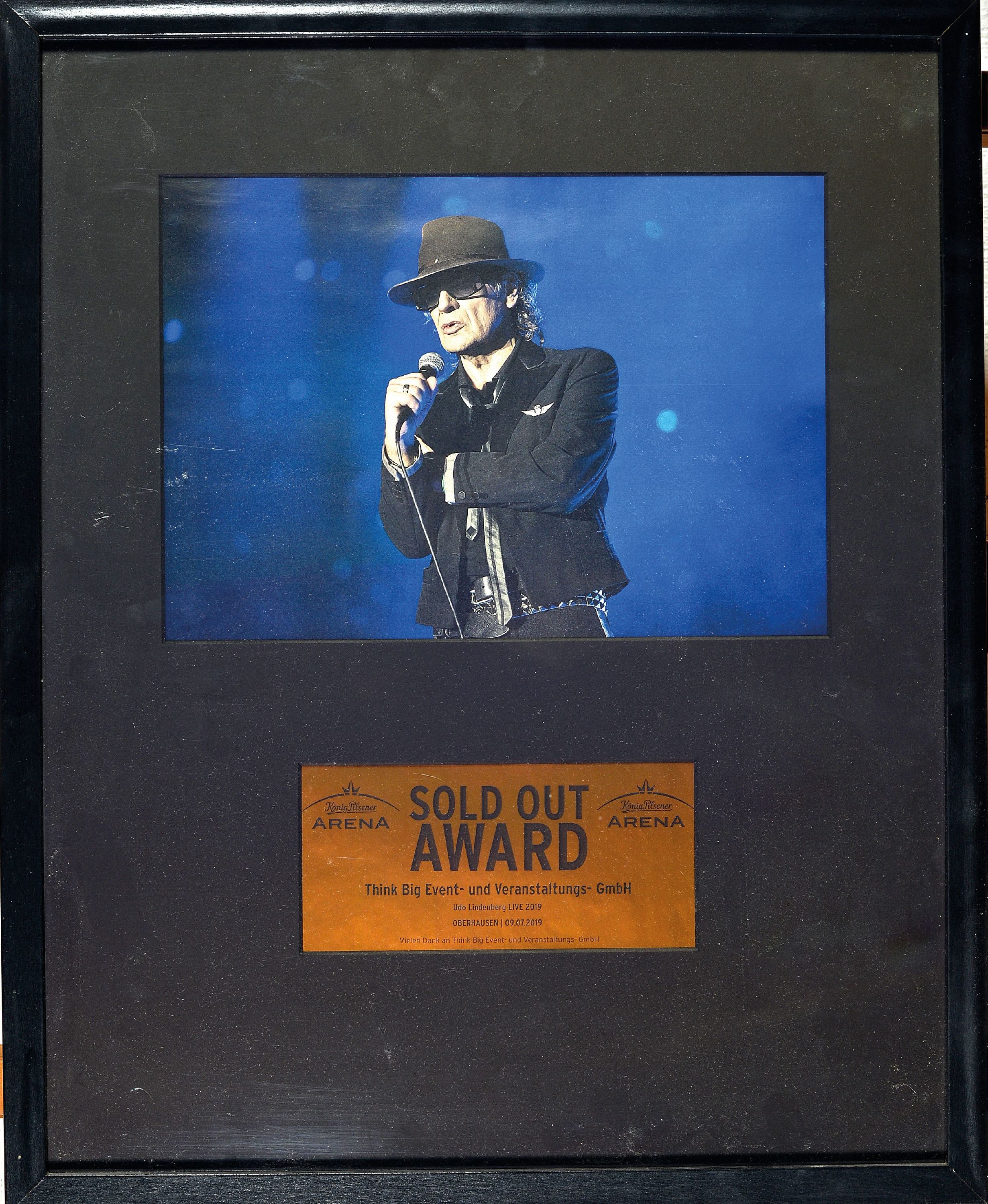 Detail k: Udo Lindenberg, geb. 1946, Farbfoto, Sold out Award Udo Lindenberg Live 2019, unter Glas, in einem Rahmen ca. 50x40cm