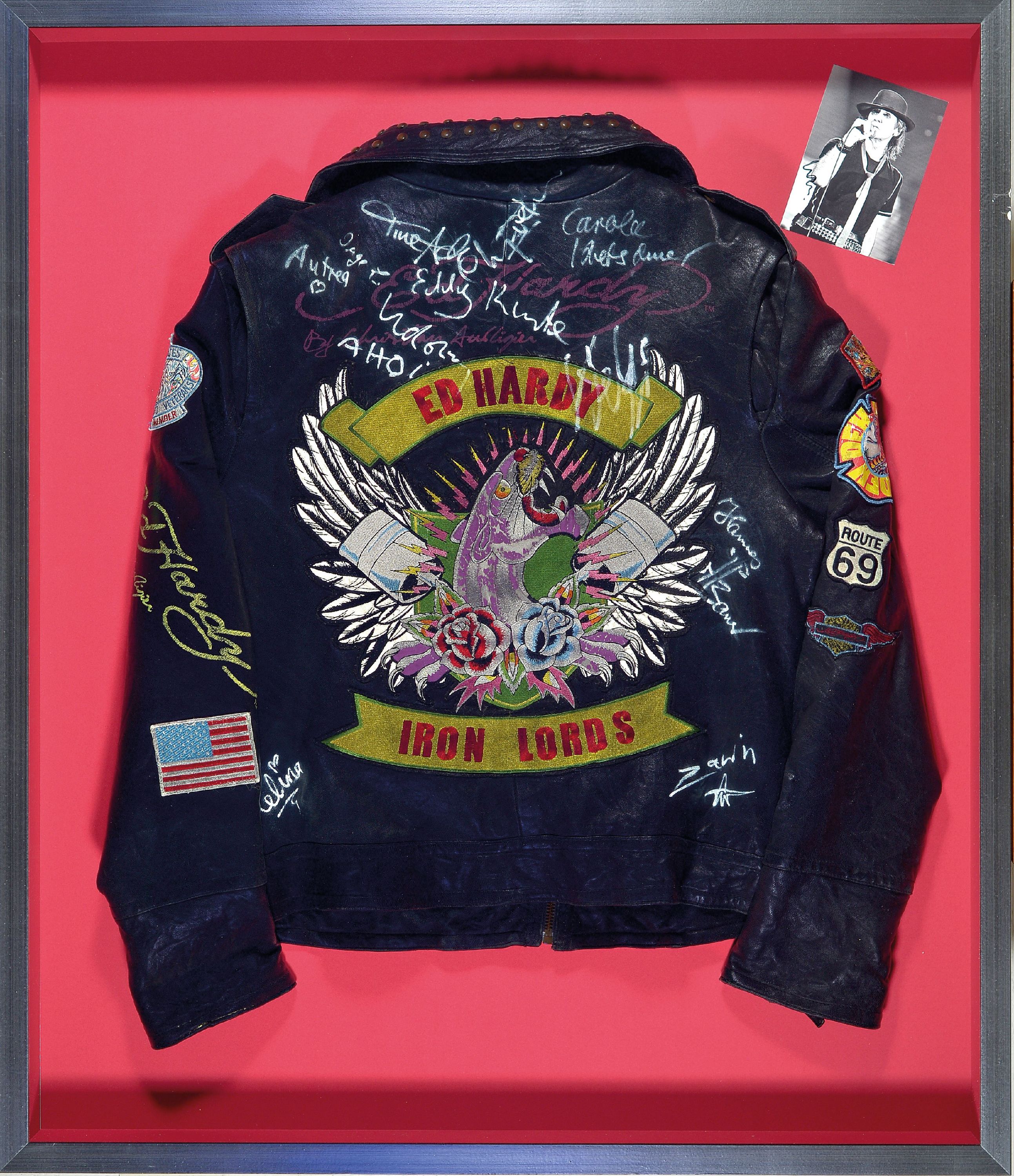 Detail k: Udo Lindenberg, geb. 1946, Ed Hardy Lederjacke mit Unterschriften von Udo Lindenberg, den Mitgliedern des Panik Orchesters und anderen ...