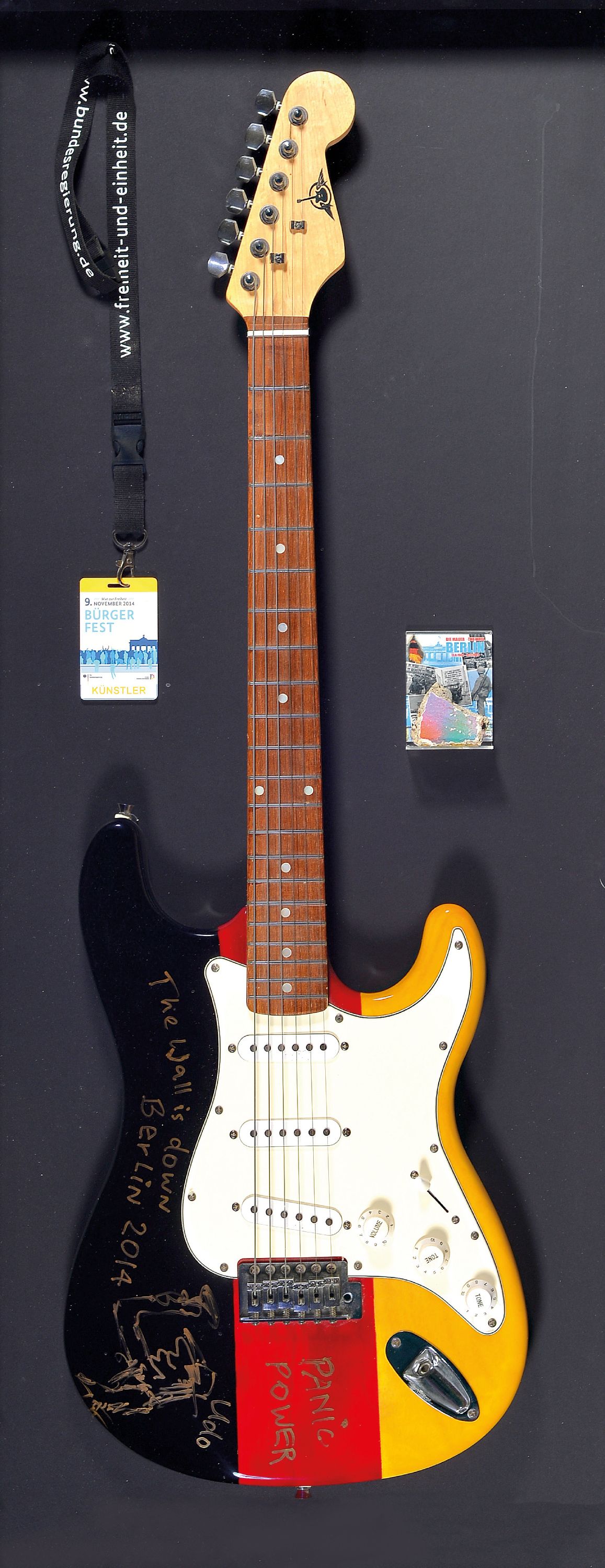 Image 27048029 - Udo Lindenberg, geb. 1946, Collage zum Bürgerfest Berlin 2014 am 9.Nov.2014, E-Gitarre ...