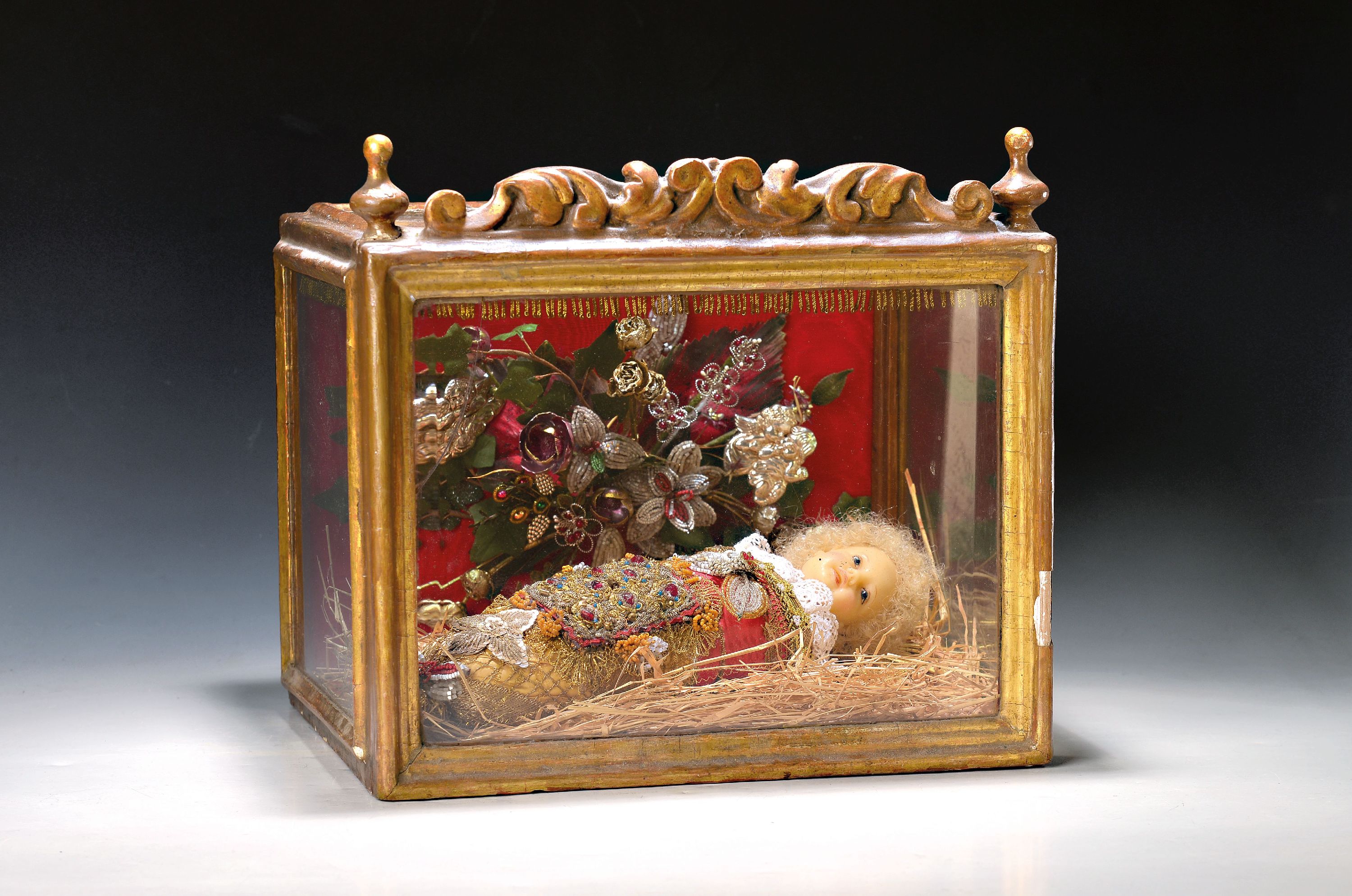 Image 27048040 - Fatschenkind in Schauvitrine, alpenländisch, 19.Jh., auf Stroh gebettete ...