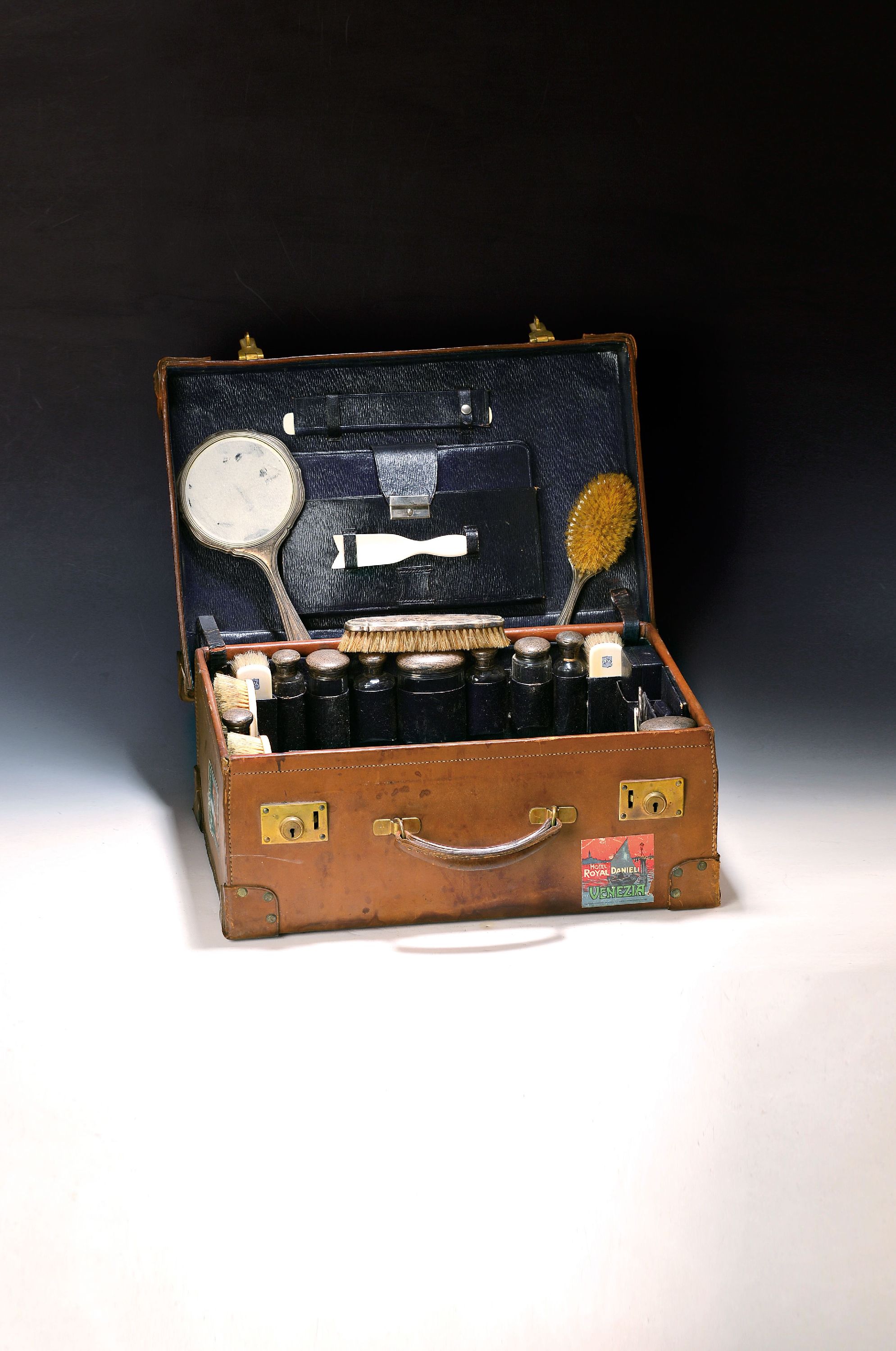 Image 27048043 - George V Reisekoffer mit umfangreichem Neccessaire-Set, England, Silber gemarkt: London, ...