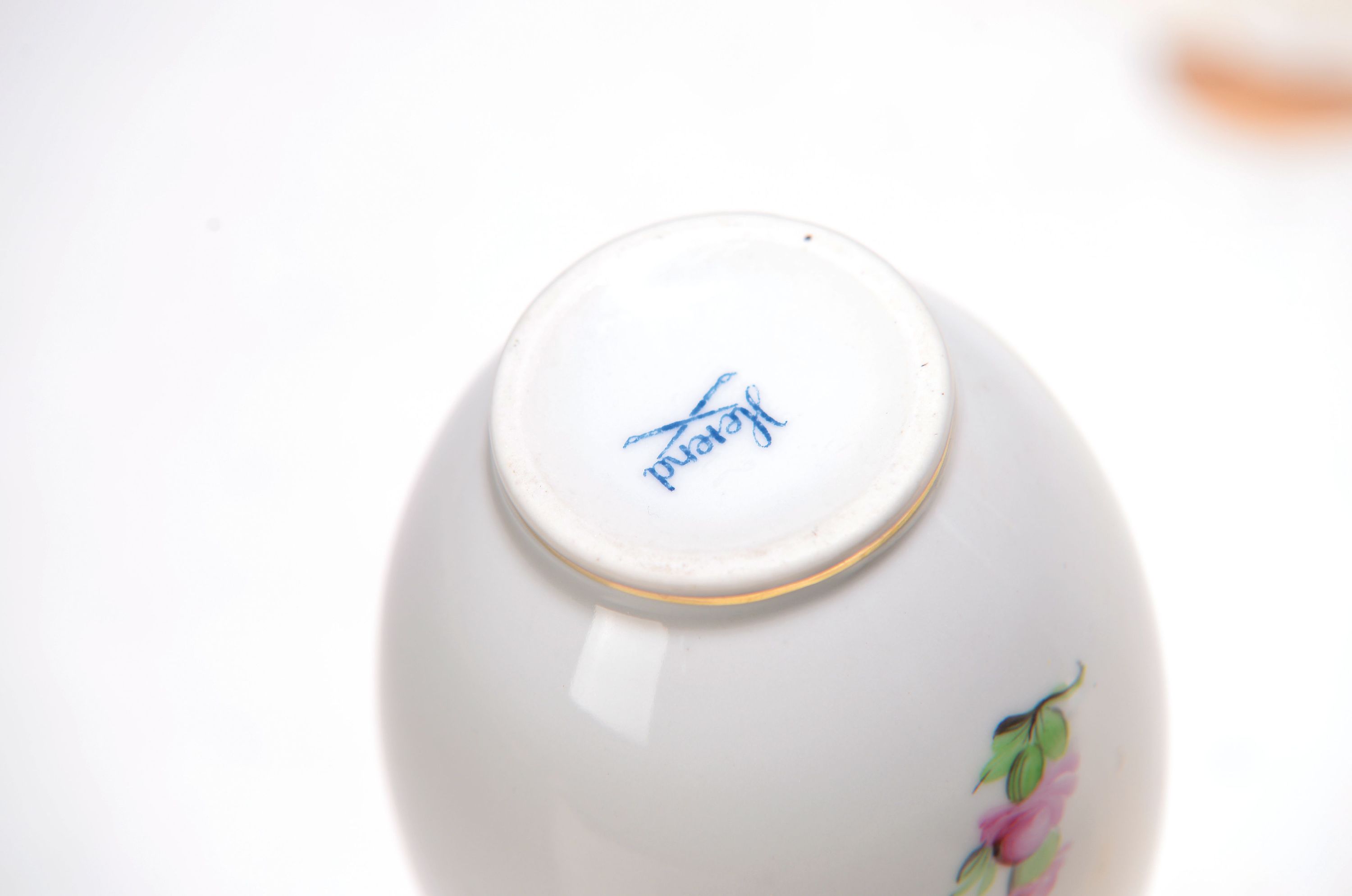 Detail d: Konvolut Service- bzw. Zierobjekte, Herend, Ungarn, 20.Jh., 7x Apponyi grün: Teetasse, Untertasse, 2 Kuchenteller, D.ca. 19 cm, Fingerschälchen, ...