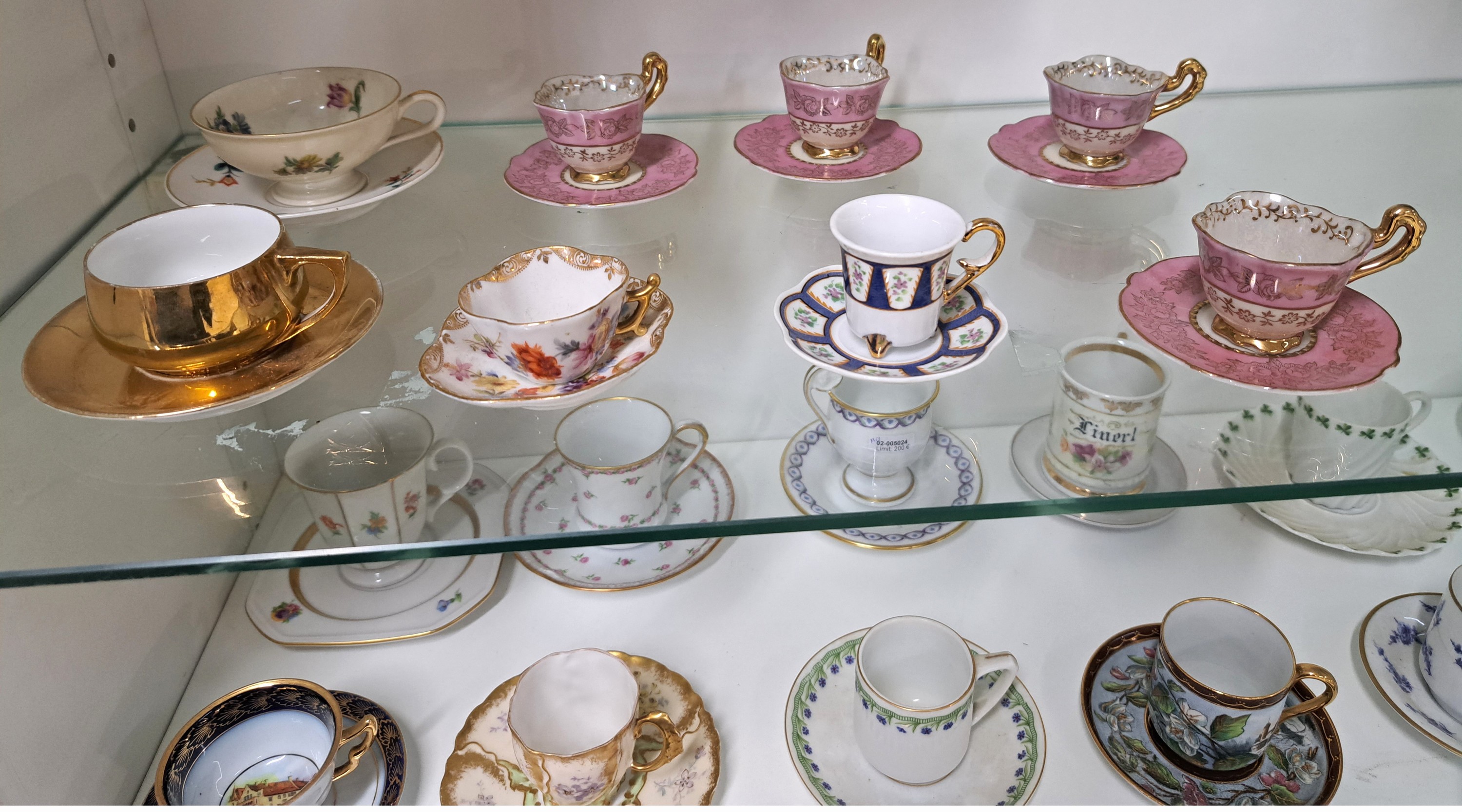 Detail a: Konvolut aus 24 Sammeltassen, u.a Limoges, Haviland, 19./20.Jh., Porzellan, verschiedene Dekore und Formen, z.T. goldstaffiert, Alterssp.