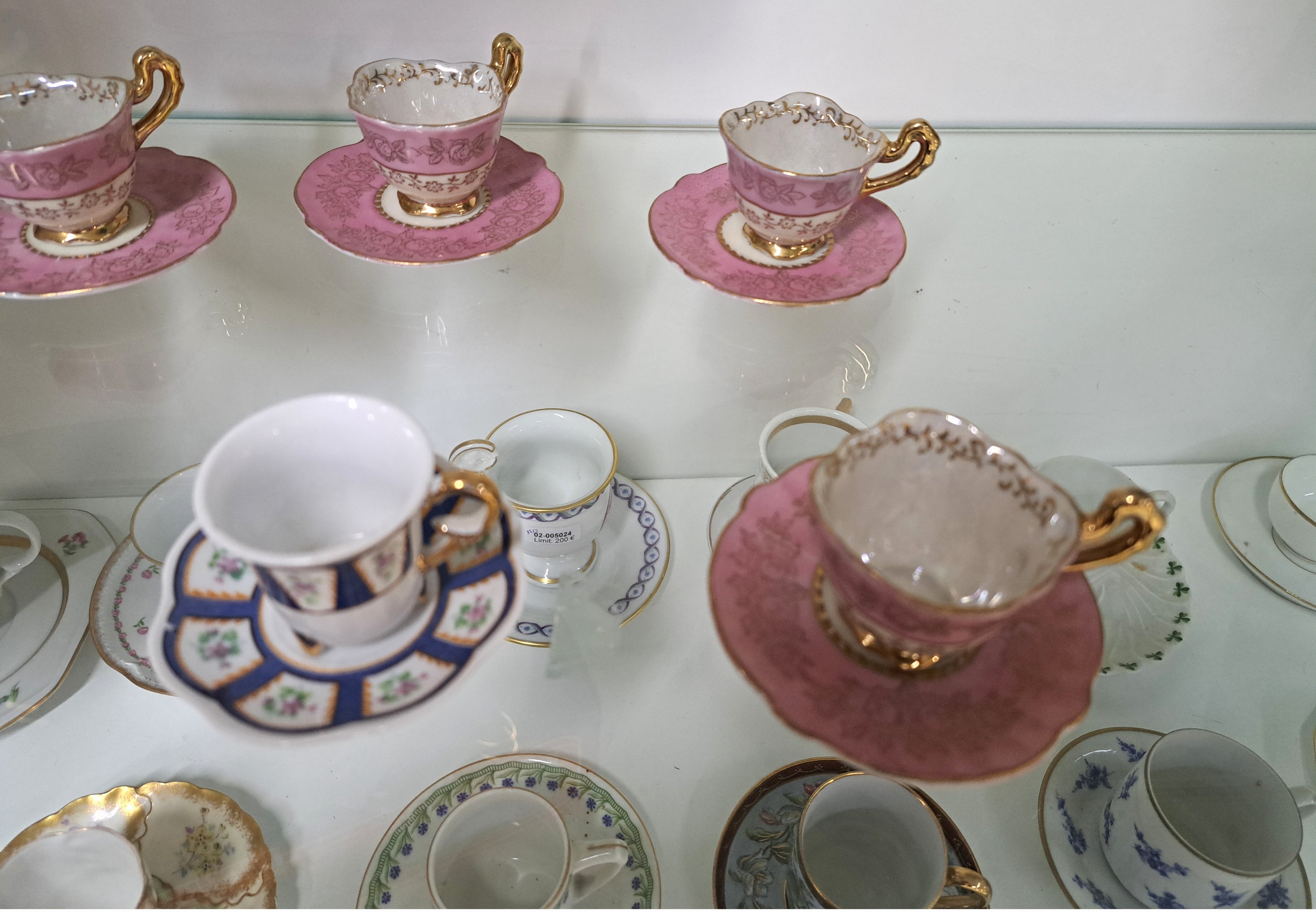 Detail d: Konvolut aus 24 Sammeltassen, u.a Limoges, Haviland, 19./20.Jh., Porzellan, verschiedene Dekore und Formen, z.T. goldstaffiert, Alterssp.