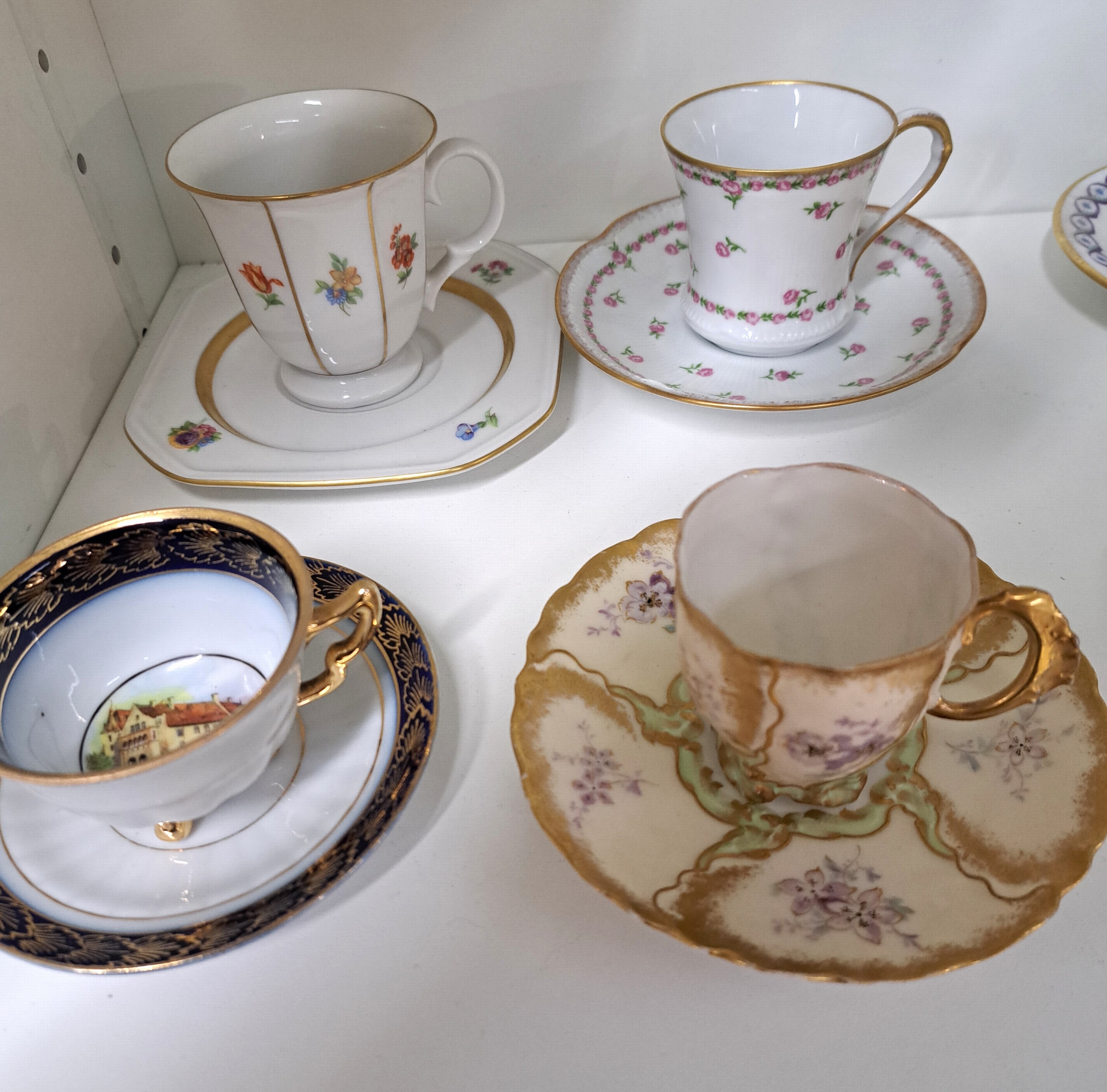 Detail f: Konvolut aus 24 Sammeltassen, u.a Limoges, Haviland, 19./20.Jh., Porzellan, verschiedene Dekore und Formen, z.T. goldstaffiert, Alterssp.
