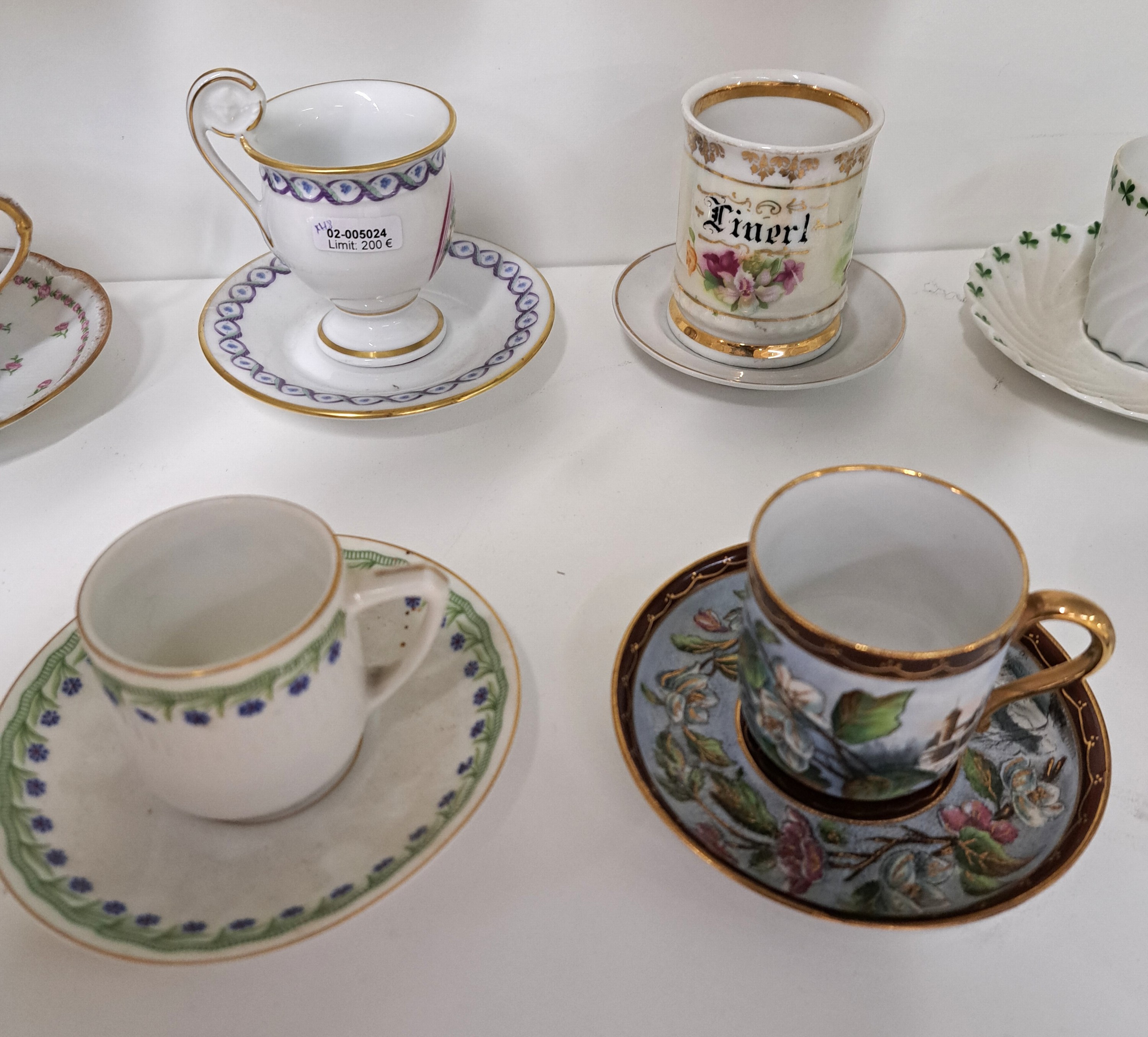 Detail g: Konvolut aus 24 Sammeltassen, u.a Limoges, Haviland, 19./20.Jh., Porzellan, verschiedene Dekore und Formen, z.T. goldstaffiert, Alterssp.