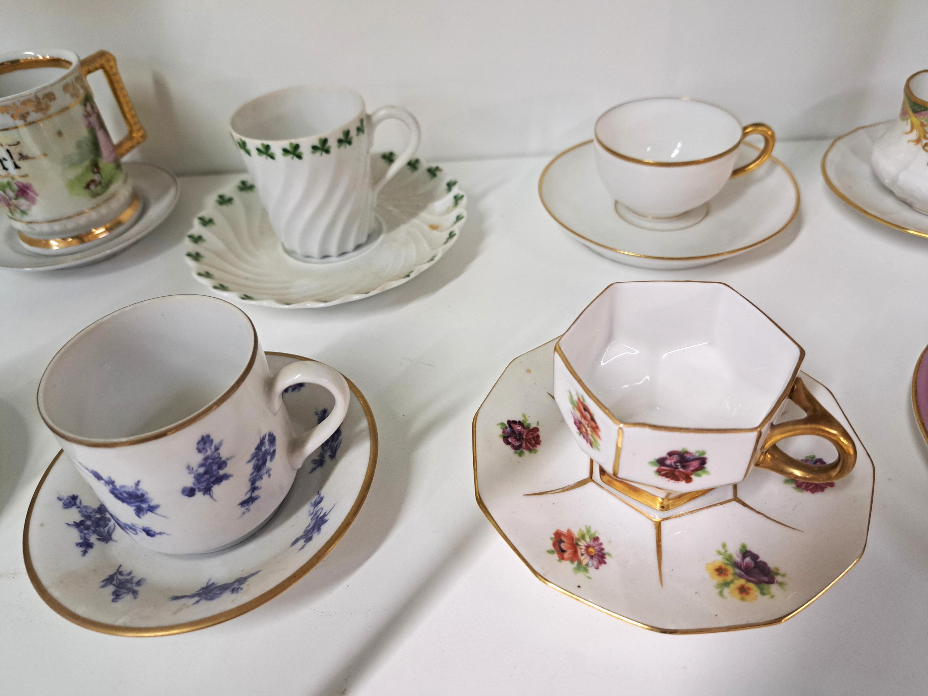 Detail h: Konvolut aus 24 Sammeltassen, u.a Limoges, Haviland, 19./20.Jh., Porzellan, verschiedene Dekore und Formen, z.T. goldstaffiert, Alterssp.
