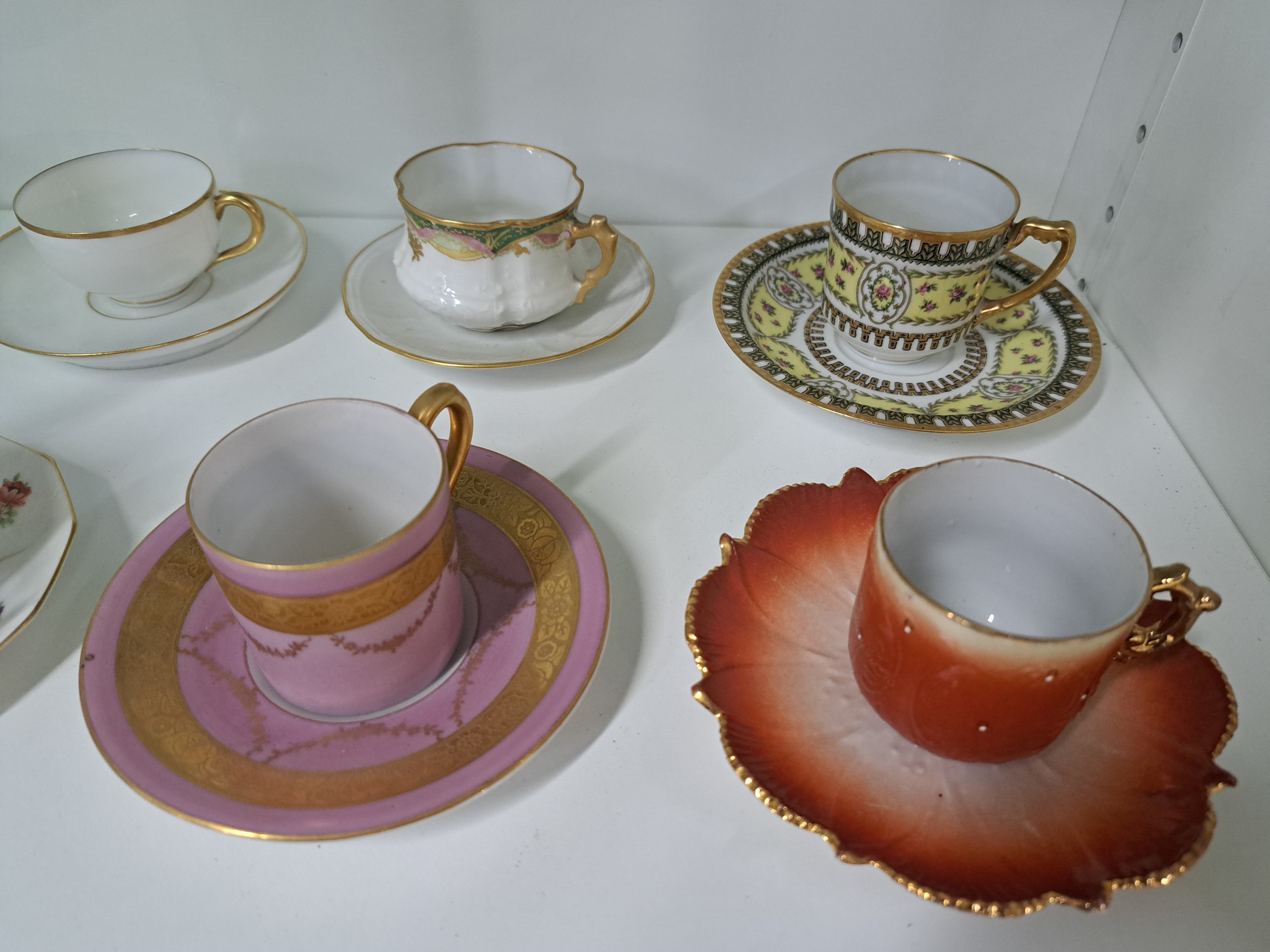 Detail i: Konvolut aus 24 Sammeltassen, u.a Limoges, Haviland, 19./20.Jh., Porzellan, verschiedene Dekore und Formen, z.T. goldstaffiert, Alterssp.