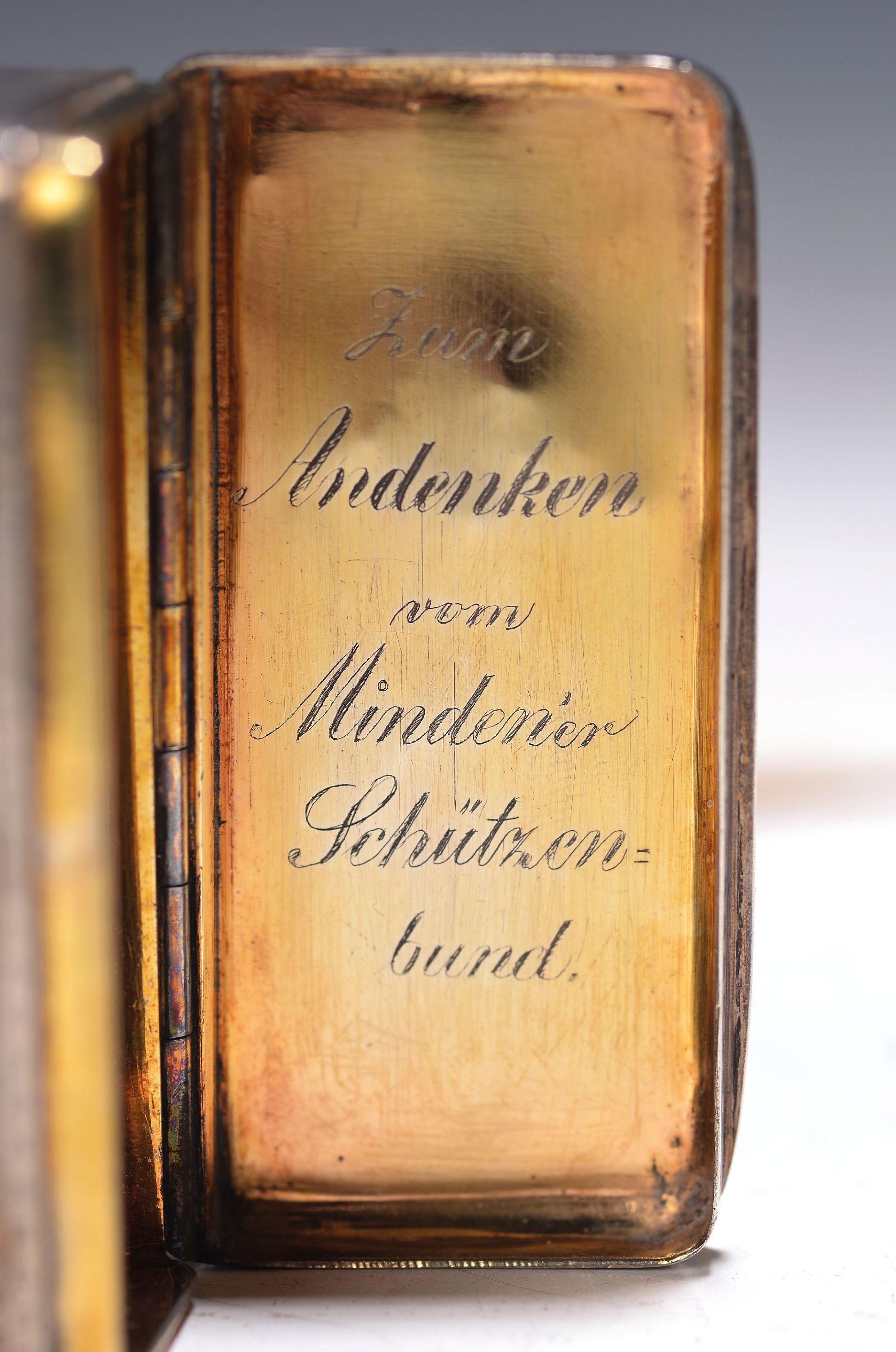 Detail a: Kleine Deckeldose, wohl deutsch, Anfang 20.Jh., Metall versilbert, innen vergoldet, graviert, Innendeckel bez. "Zum Andenken vom Mindener ...