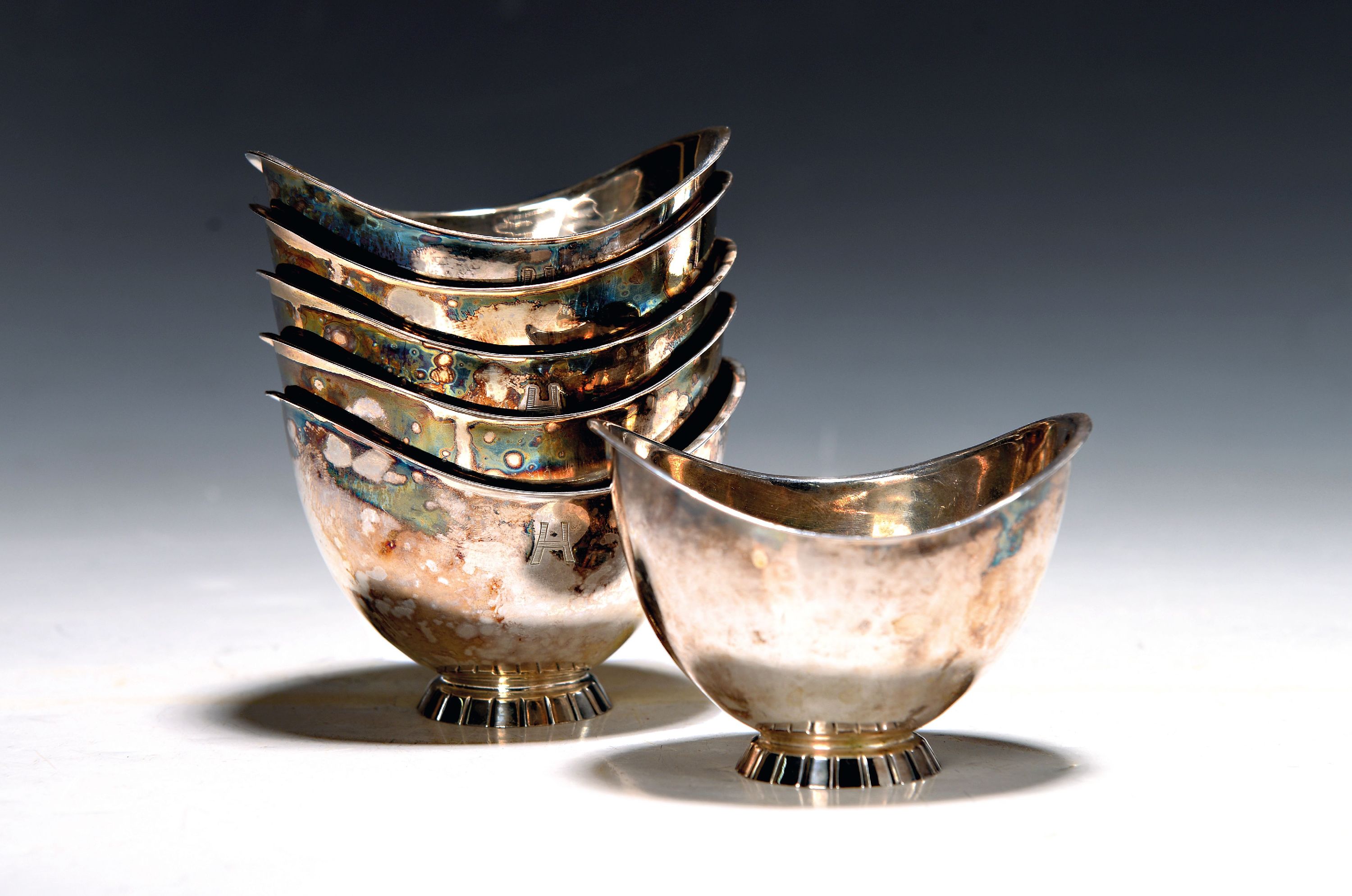 Image 27048055 - 6 Dessertschüsselchen mit Monogramm H, um 1900, 835er-Silber, 551g, 6,5x9,5x7,5 cm