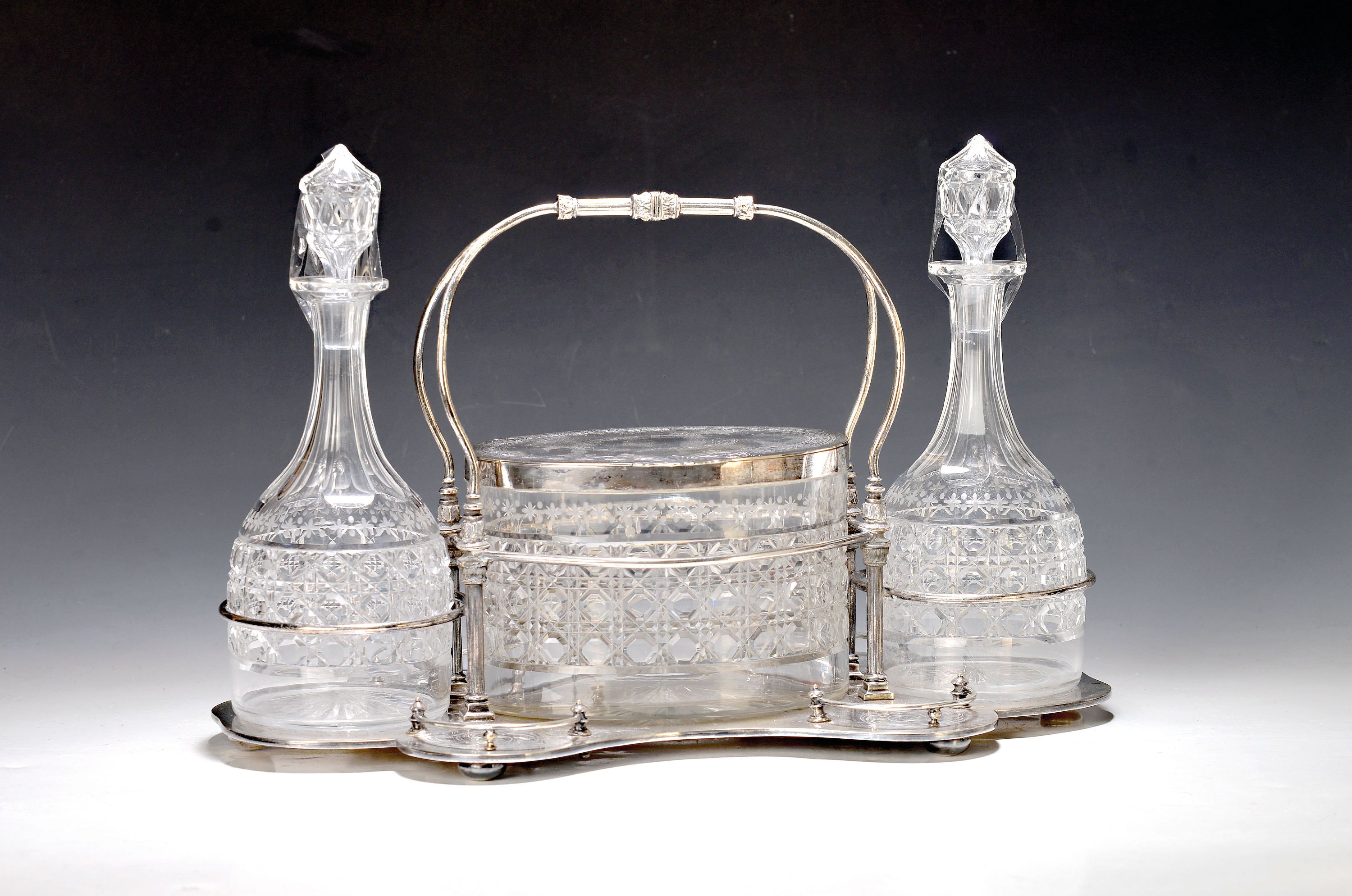 Image 27048057 - Likörset, Sheffield, um 1860/70, Tablett, Eisbehälter und zwei Dekanter, geschliffenes ...