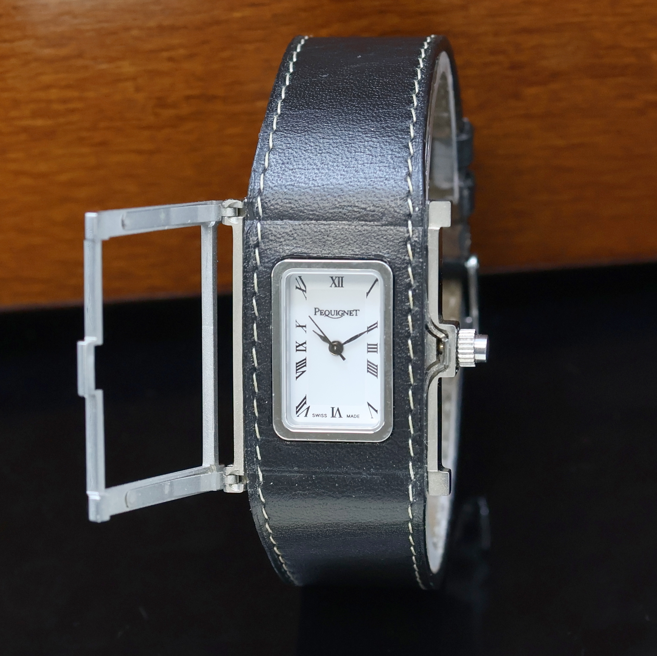 Detail b: PEQUINET Cameleone Armbanduhr in Stahl, Schweiz verk. lt. beil. Pap. 03/1996, Automatik, beids. vergl. Stahlgeh., Boden 4-fach verschr., orig. ...