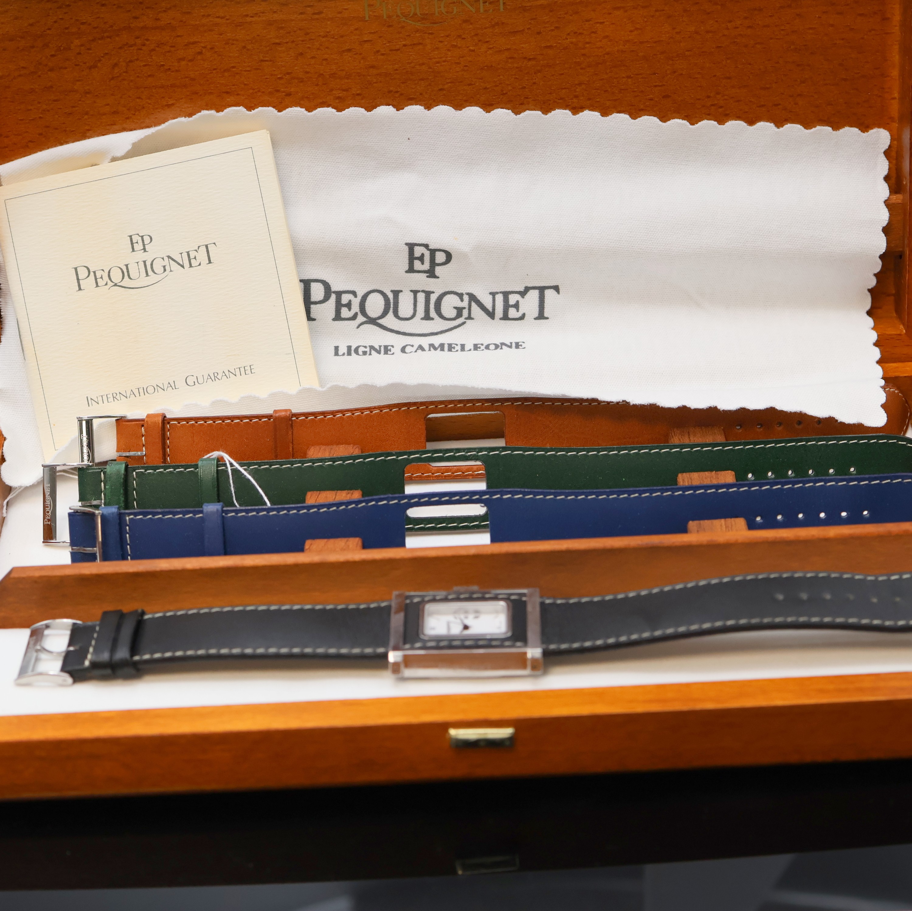 Detail h: PEQUINET Cameleone Armbanduhr in Stahl, Schweiz verk. lt. beil. Pap. 03/1996, Automatik, beids. vergl. Stahlgeh., Boden 4-fach verschr., orig. ...