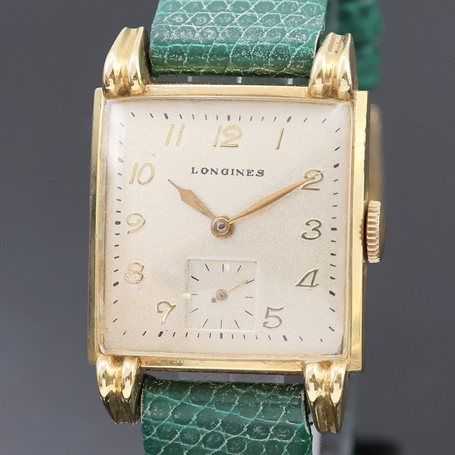 Detail a: LONGINES 14k Goldfilled Armbanduhr, Schweiz/USA um 1948, Handaufzug, Boden aufgedr., tropfenförmige Bandanstöße, silb. Zifferbl. rest., arab. ...