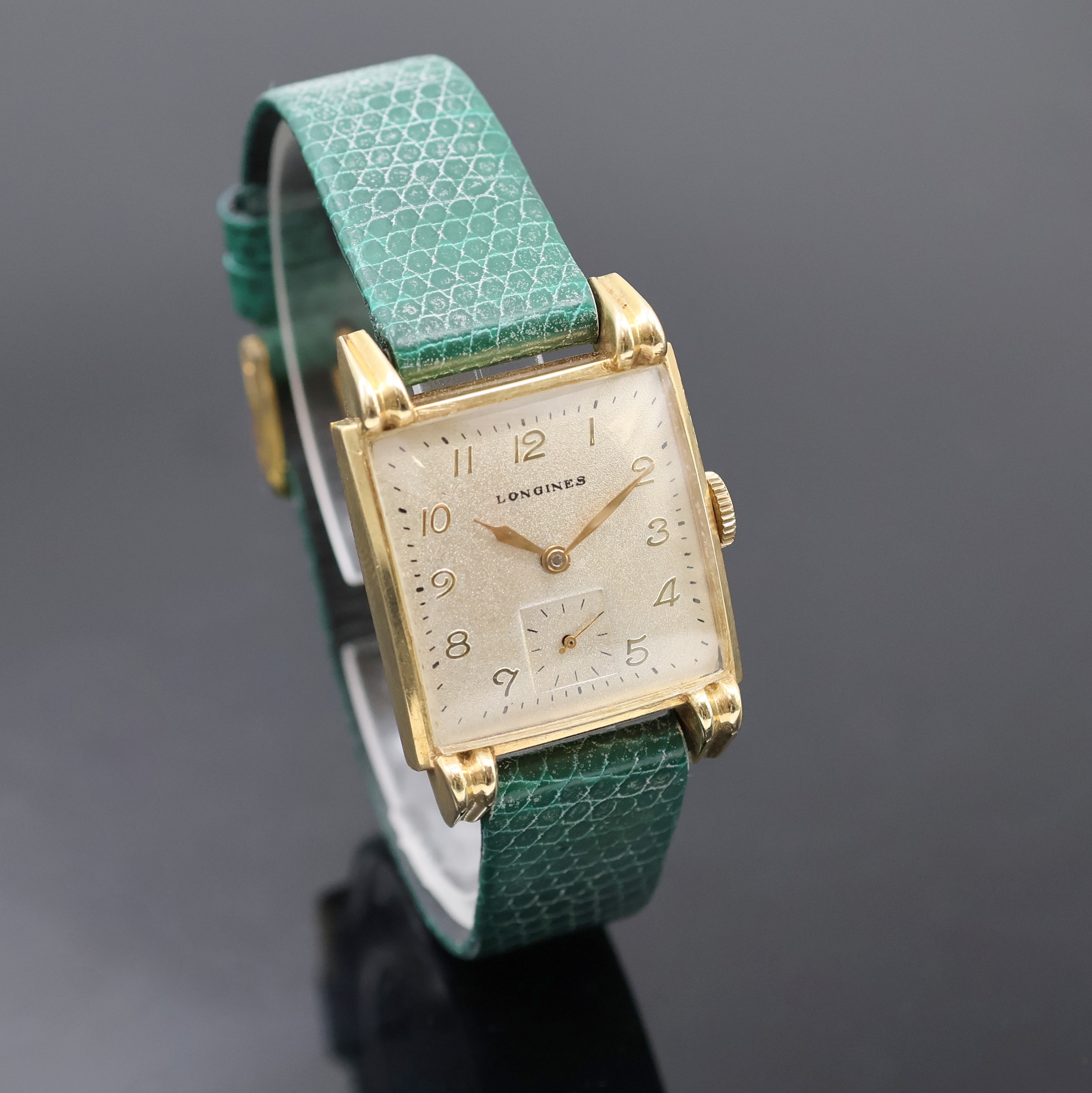 Detail b: LONGINES 14k Goldfilled Armbanduhr, Schweiz/USA um 1948, Handaufzug, Boden aufgedr., tropfenförmige Bandanstöße, silb. Zifferbl. rest., arab. ...