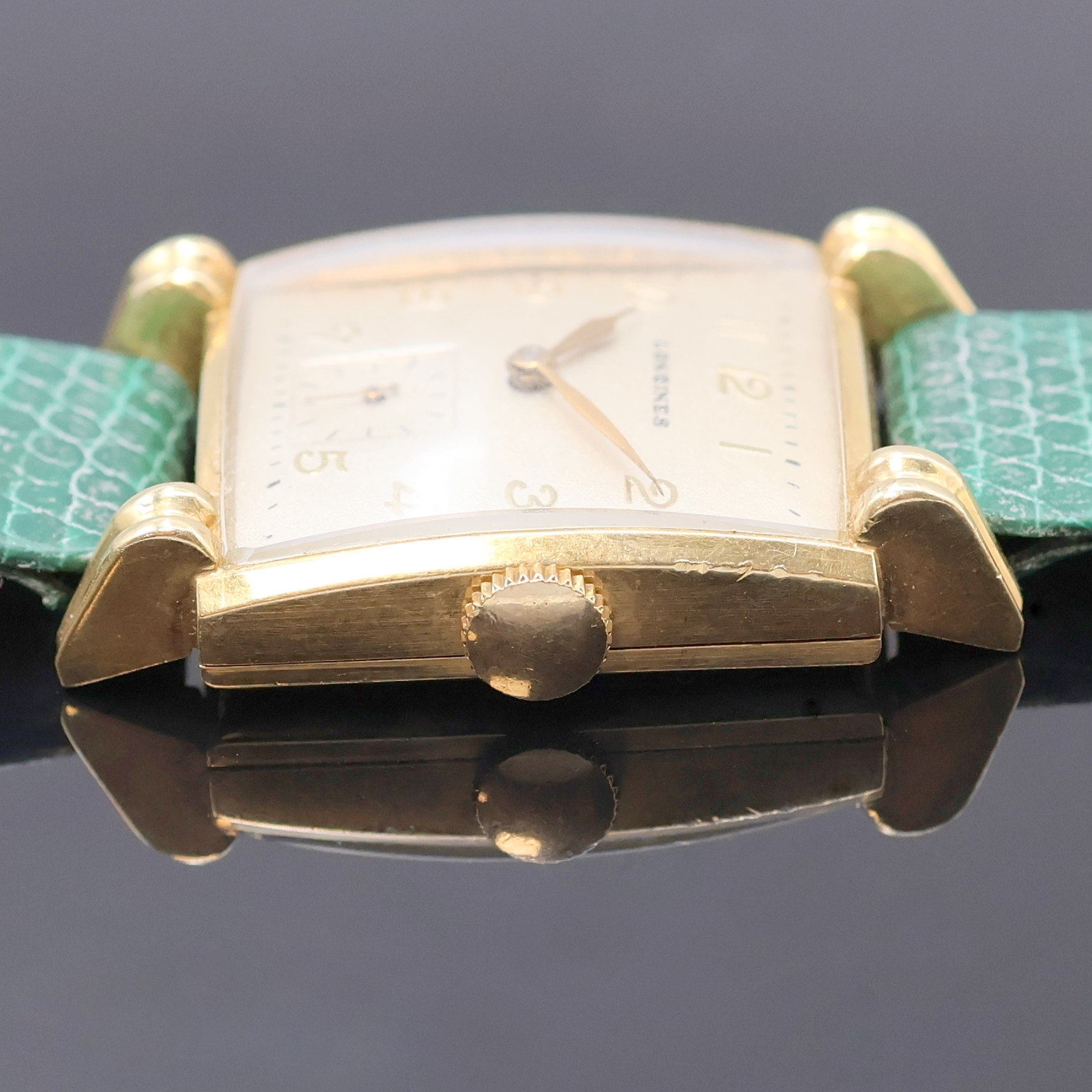 Detail c: LONGINES 14k Goldfilled Armbanduhr, Schweiz/USA um 1948, Handaufzug, Boden aufgedr., tropfenförmige Bandanstöße, silb. Zifferbl. rest., arab. ...
