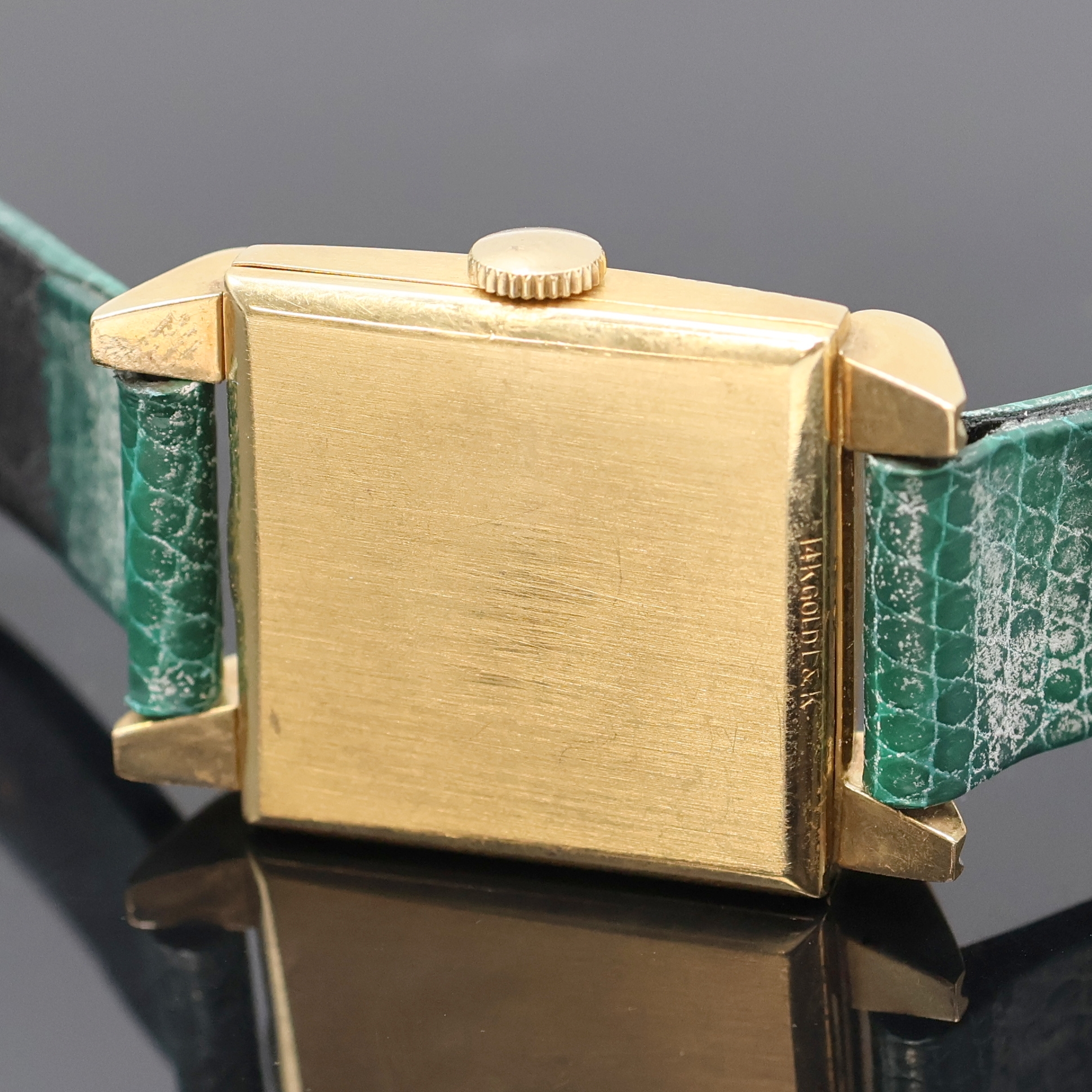 Detail d: LONGINES 14k Goldfilled Armbanduhr, Schweiz/USA um 1948, Handaufzug, Boden aufgedr., tropfenförmige Bandanstöße, silb. Zifferbl. rest., arab. ...