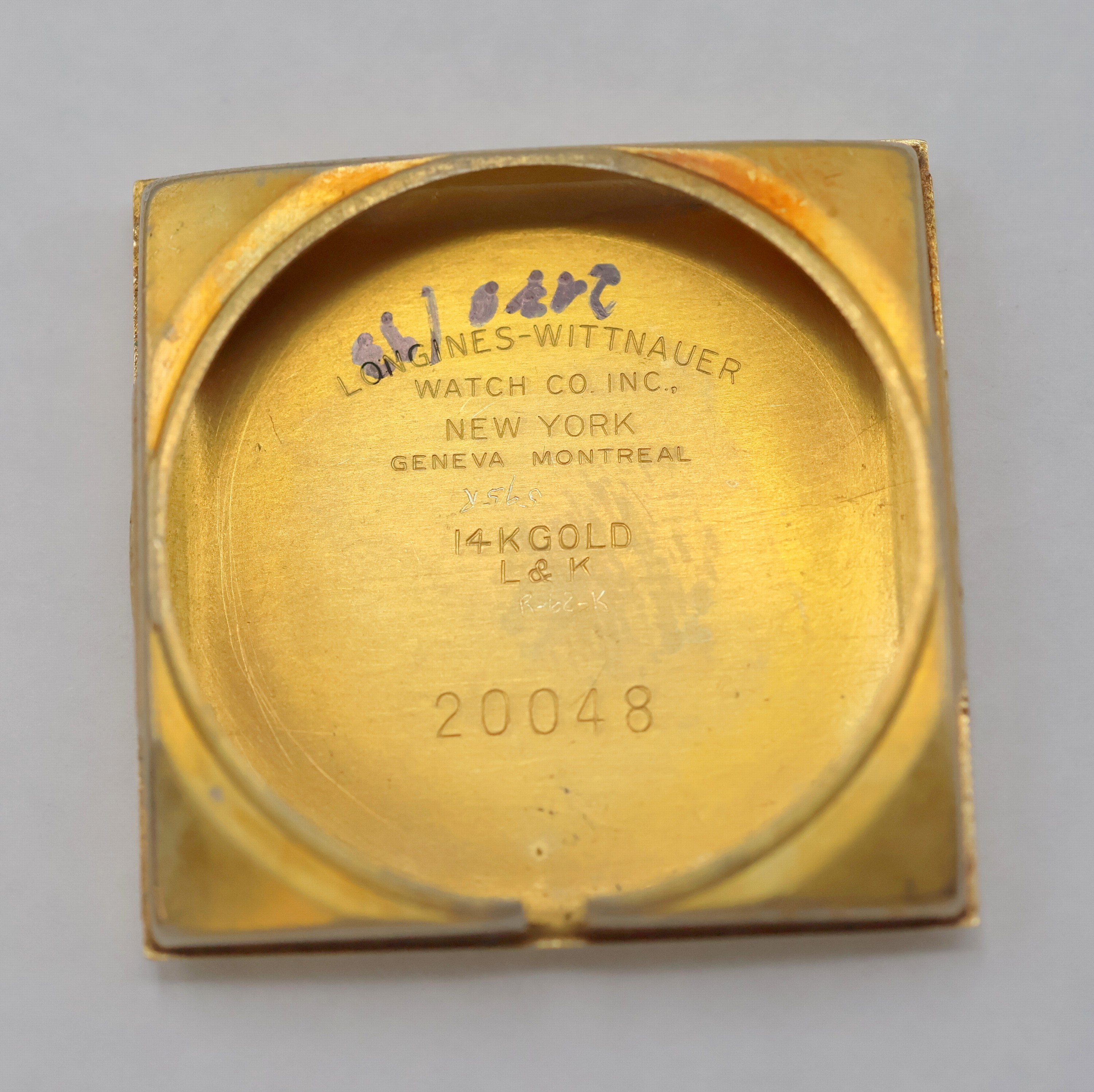 Detail f: LONGINES 14k Goldfilled Armbanduhr, Schweiz/USA um 1948, Handaufzug, Boden aufgedr., tropfenförmige Bandanstöße, silb. Zifferbl. rest., arab. ...