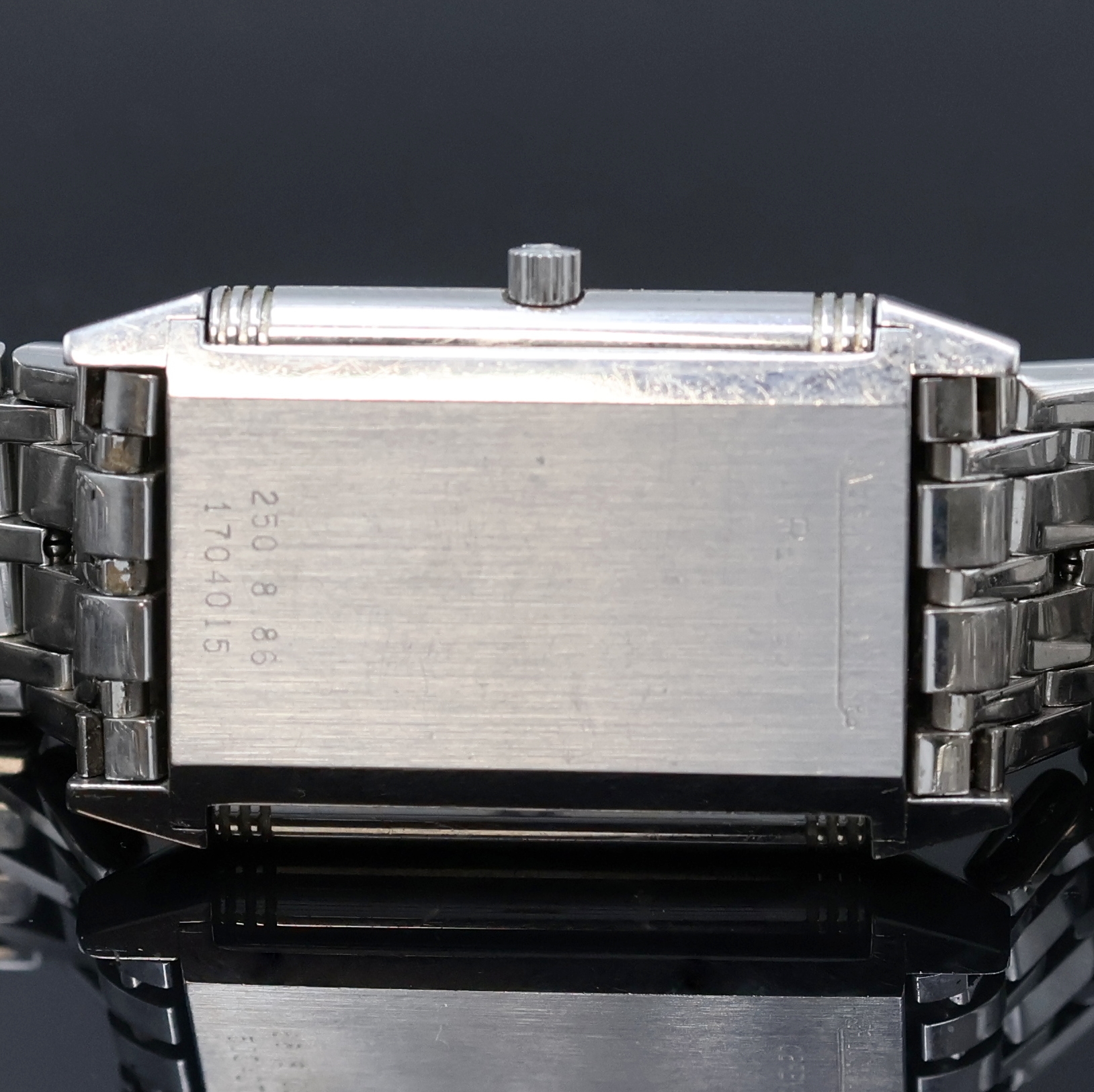 Detail e: Jaeger-LeCoultre Reverso Herrenarmbanduhr in Edelstahl Referenz 250.8.86, Schweiz um 1992, Handaufzug, um 180 Grad drehbares Wendegehäuse inkl. ...