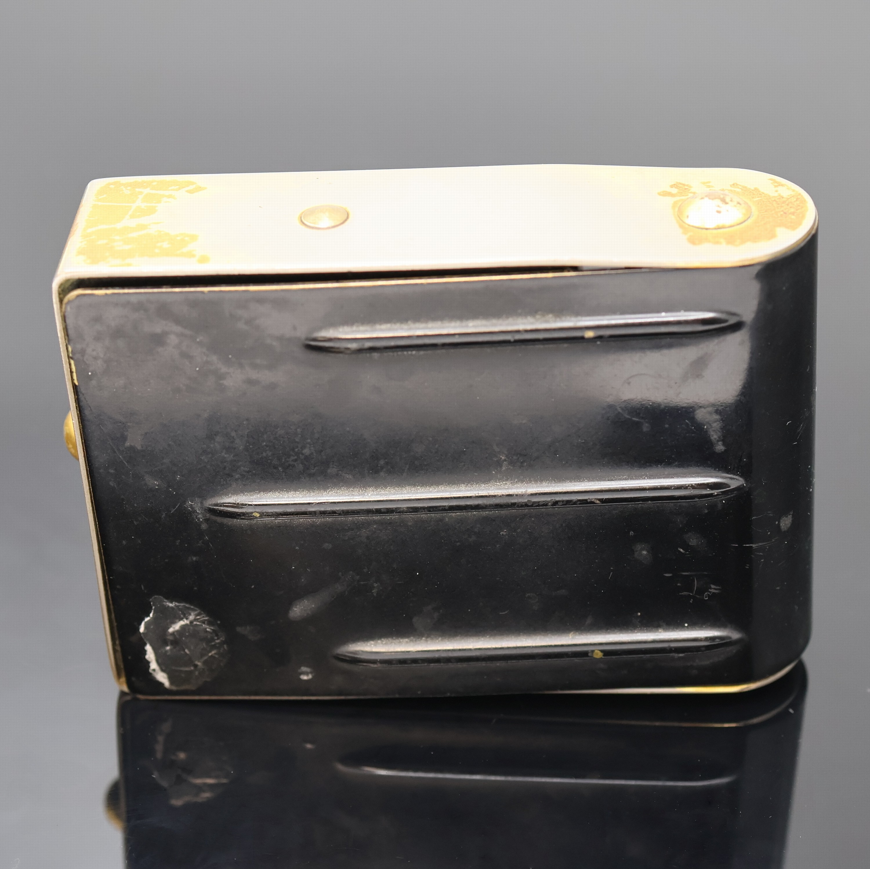 Detail a: JAEGER 2-Tage Reisewecker, Schweiz um 1940, schwarz lack. Metallgeh. berieb., aufstellbar durch Drehung des Glasschutzes, gold. Zifferbl., arab. ...