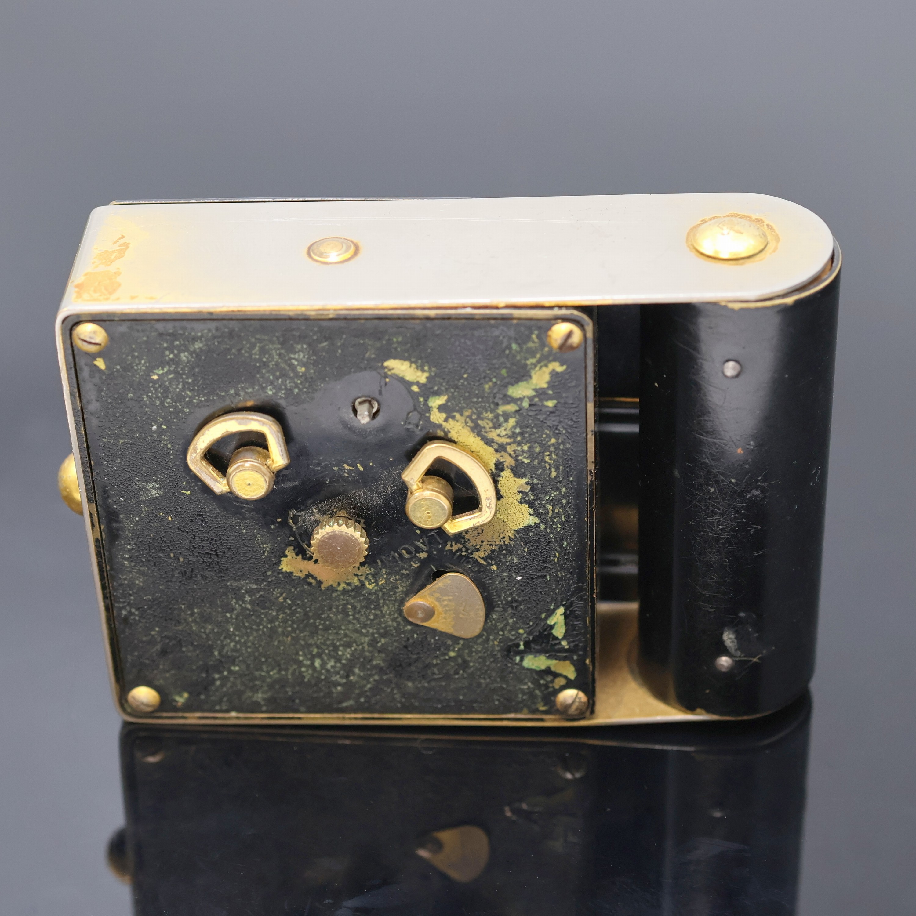 Detail b: JAEGER 2-Tage Reisewecker, Schweiz um 1940, schwarz lack. Metallgeh. berieb., aufstellbar durch Drehung des Glasschutzes, gold. Zifferbl., arab. ...