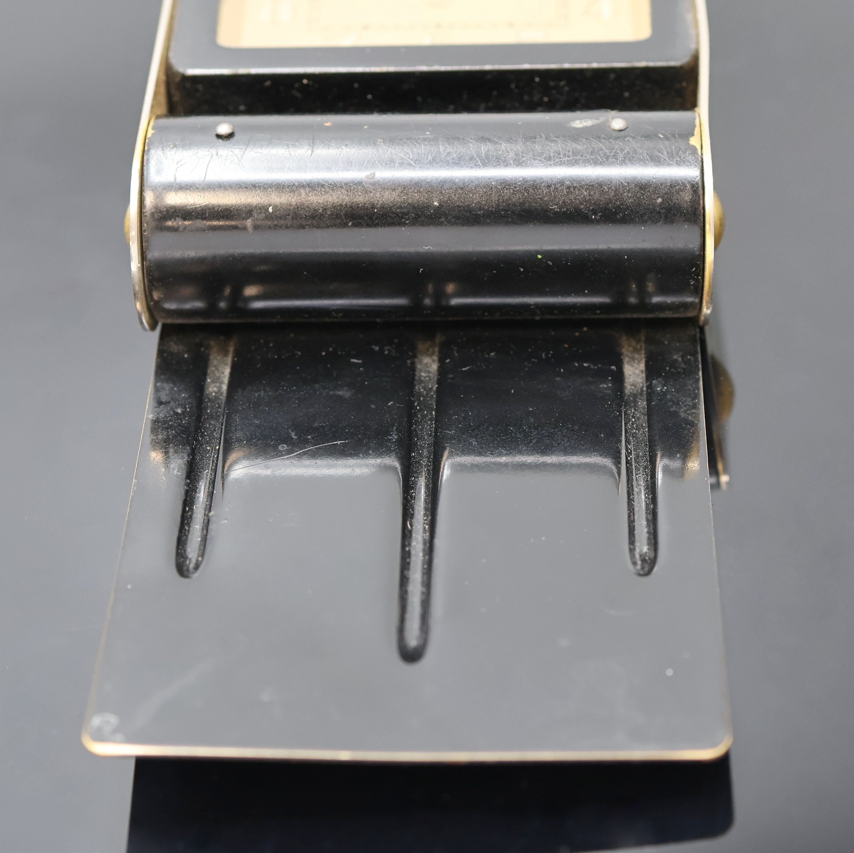 Detail c: JAEGER 2-Tage Reisewecker, Schweiz um 1940, schwarz lack. Metallgeh. berieb., aufstellbar durch Drehung des Glasschutzes, gold. Zifferbl., arab. ...