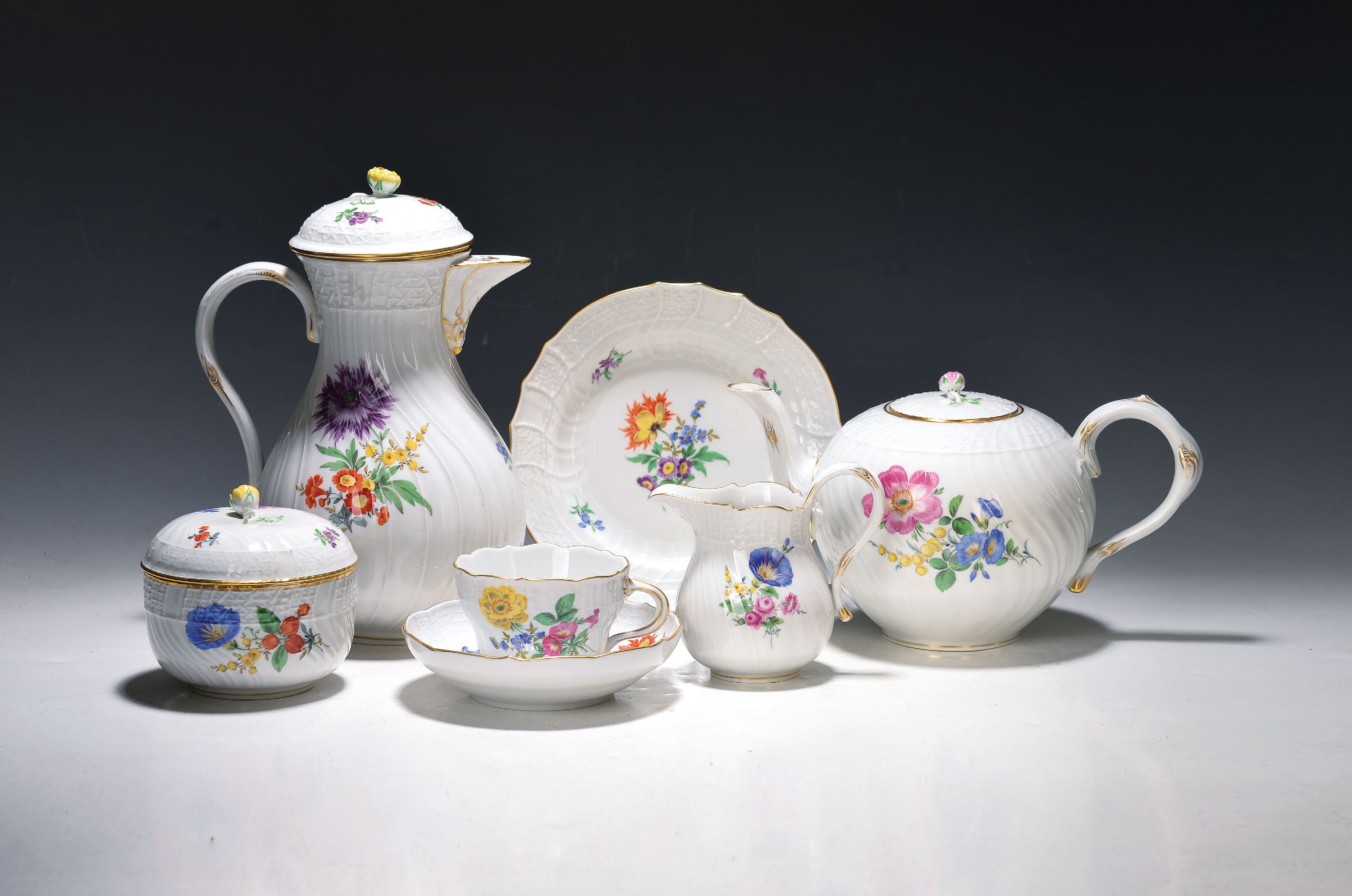 Kaffee- und Teeservice, Meissen, 20.Jh., 2. Wahl, Porzellan, Blumengebinde, Reliefzier Neubrandstein, Goldstaffage, 6 Gedecke, große Kaffeekanne, ...