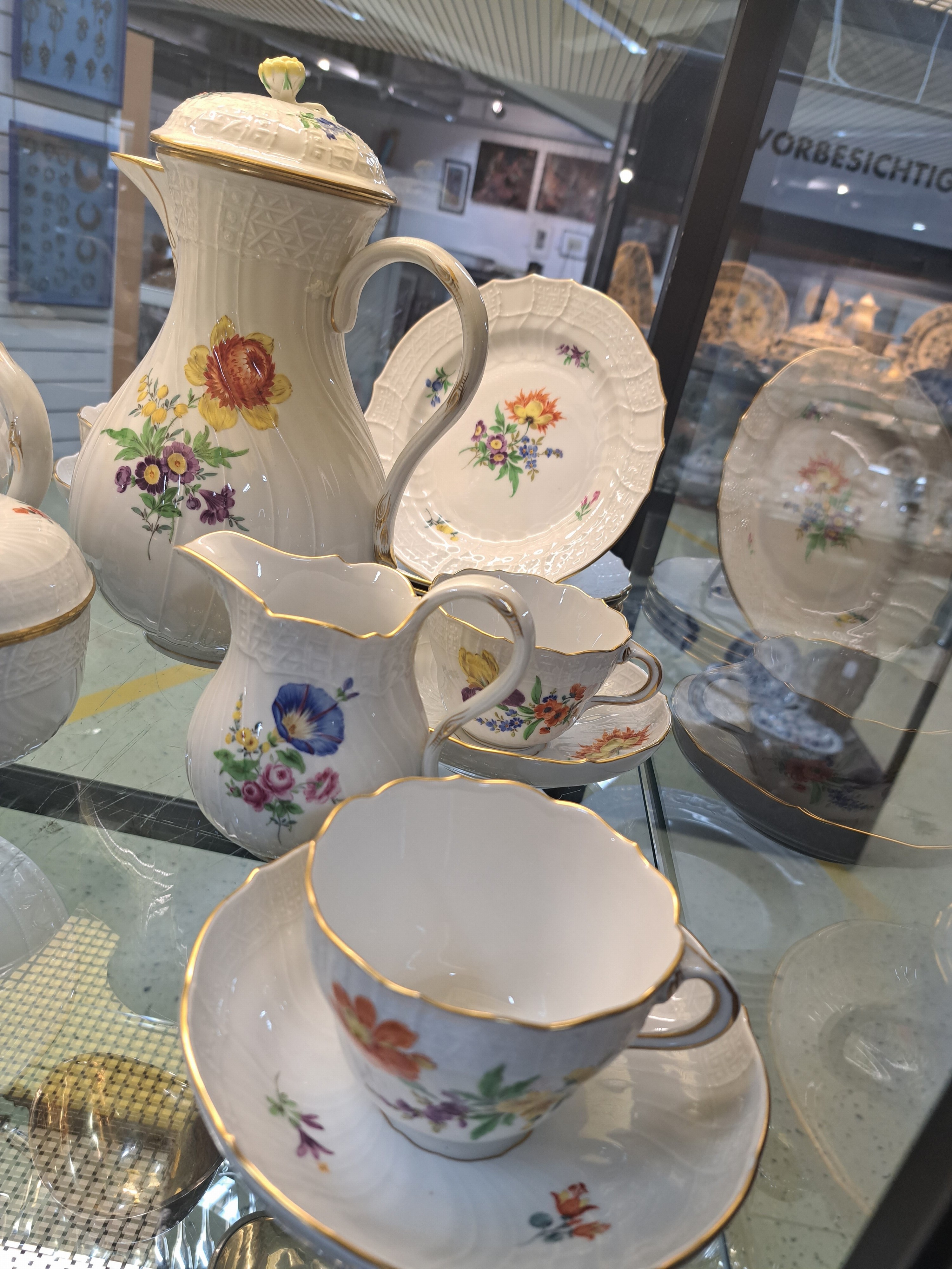 Detail a: Kaffee- und Teeservice, Meissen, 20.Jh., 2. Wahl, Porzellan, Blumengebinde, Reliefzier Neubrandstein, Goldstaffage, 6 Gedecke, große Kaffeekanne, ...