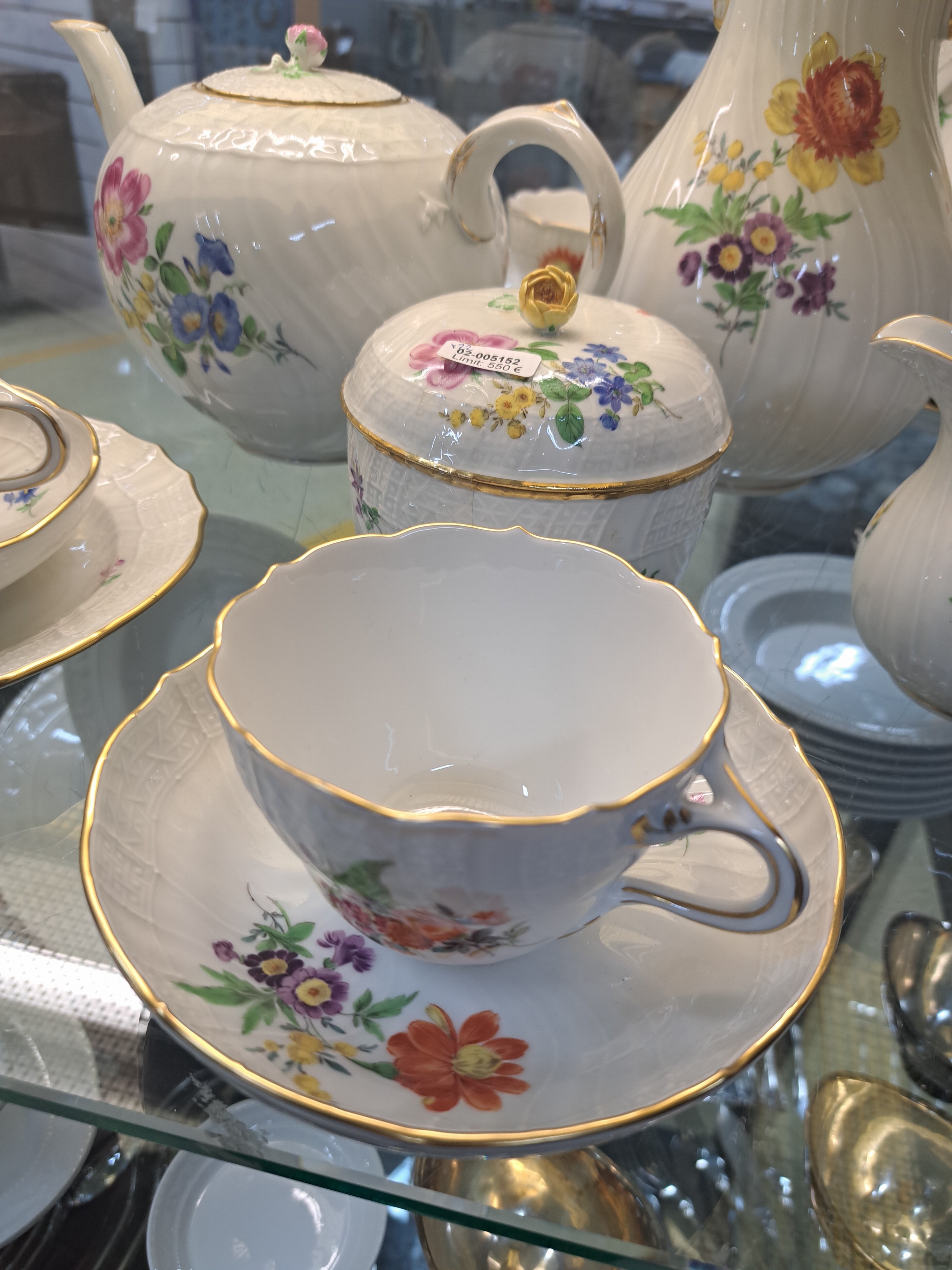 Detail b: Kaffee- und Teeservice, Meissen, 20.Jh., 2. Wahl, Porzellan, Blumengebinde, Reliefzier Neubrandstein, Goldstaffage, 6 Gedecke, große Kaffeekanne, ...