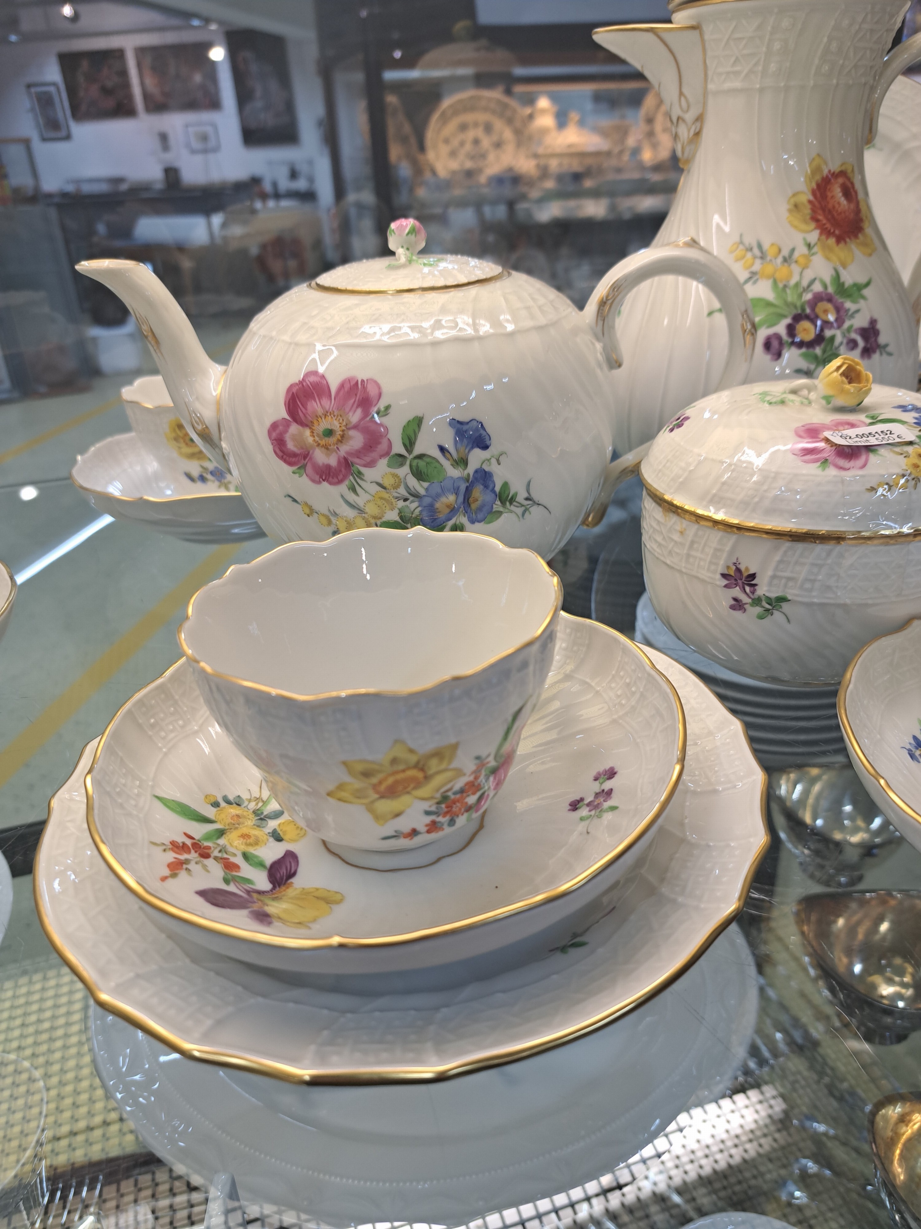 Detail c: Kaffee- und Teeservice, Meissen, 20.Jh., 2. Wahl, Porzellan, Blumengebinde, Reliefzier Neubrandstein, Goldstaffage, 6 Gedecke, große Kaffeekanne, ...