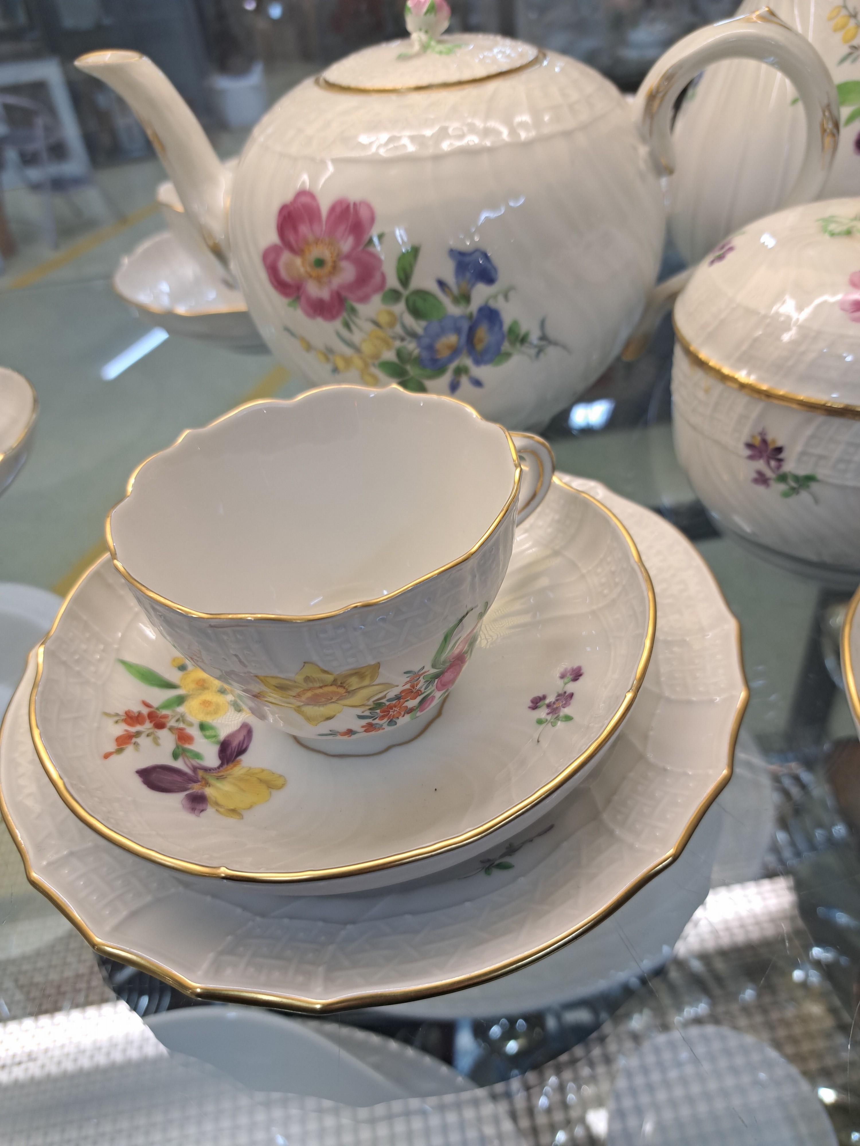 Detail d: Kaffee- und Teeservice, Meissen, 20.Jh., 2. Wahl, Porzellan, Blumengebinde, Reliefzier Neubrandstein, Goldstaffage, 6 Gedecke, große Kaffeekanne, ...