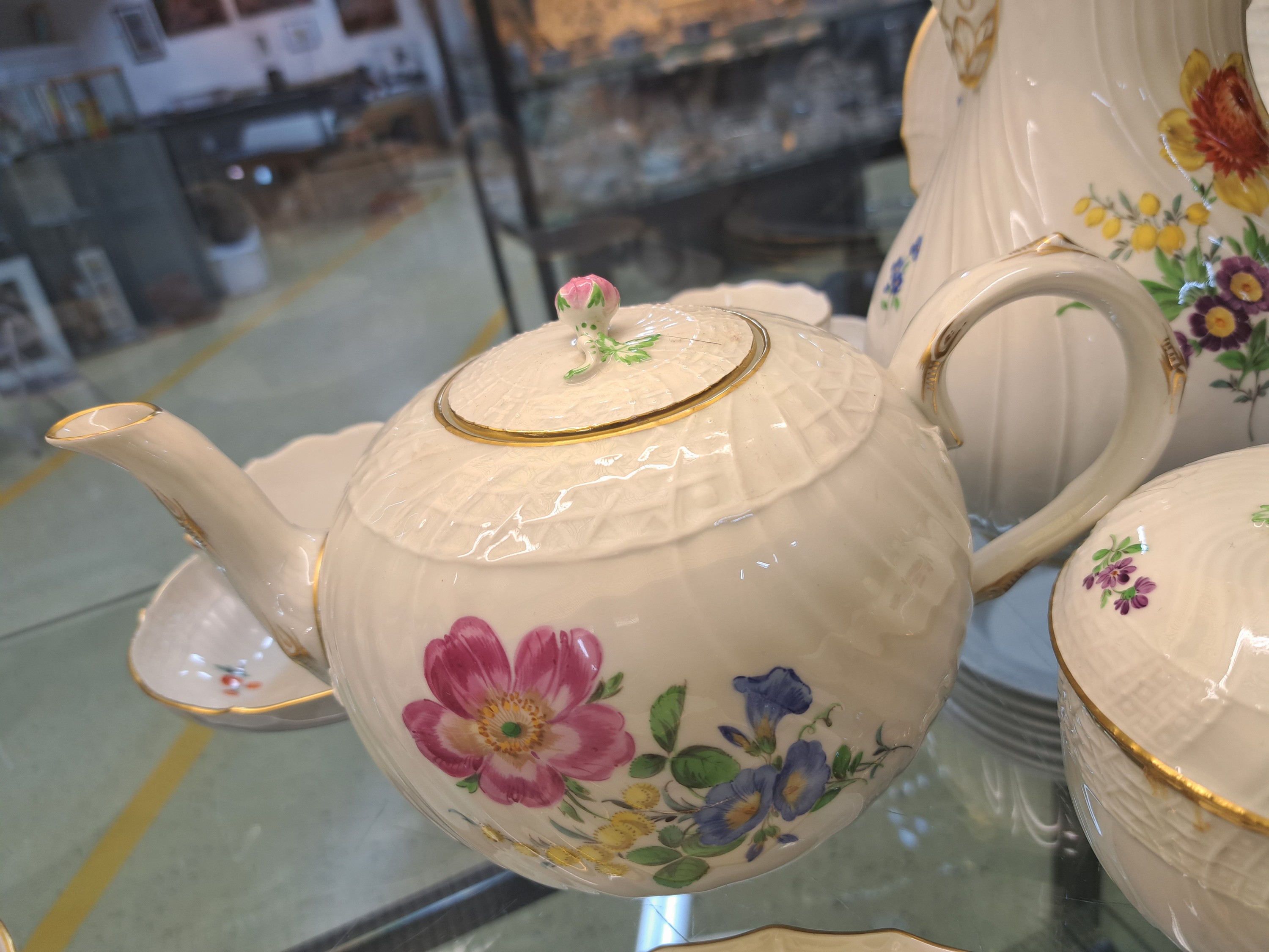 Detail e: Kaffee- und Teeservice, Meissen, 20.Jh., 2. Wahl, Porzellan, Blumengebinde, Reliefzier Neubrandstein, Goldstaffage, 6 Gedecke, große Kaffeekanne, ...