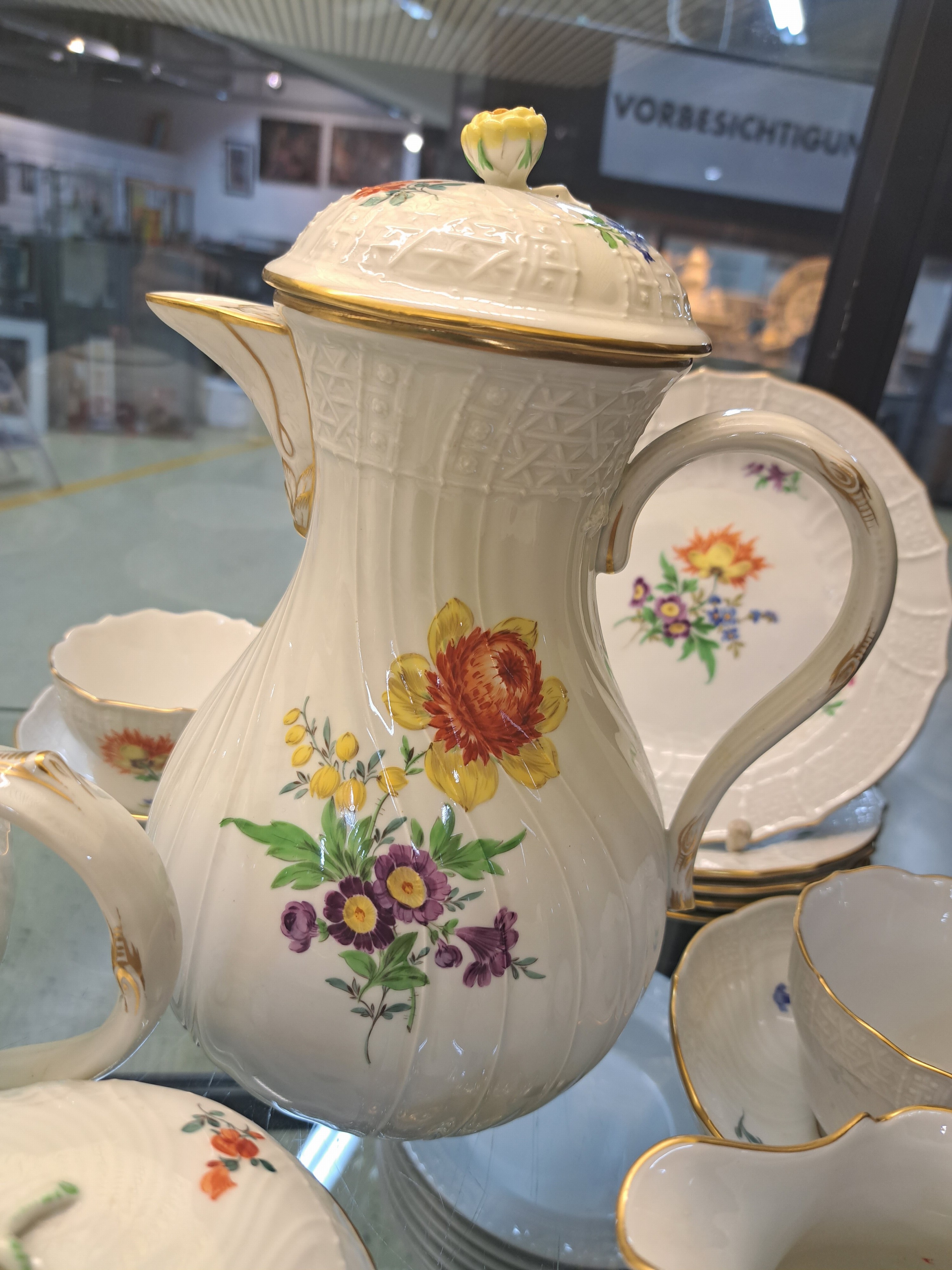 Detail f: Kaffee- und Teeservice, Meissen, 20.Jh., 2. Wahl, Porzellan, Blumengebinde, Reliefzier Neubrandstein, Goldstaffage, 6 Gedecke, große Kaffeekanne, ...