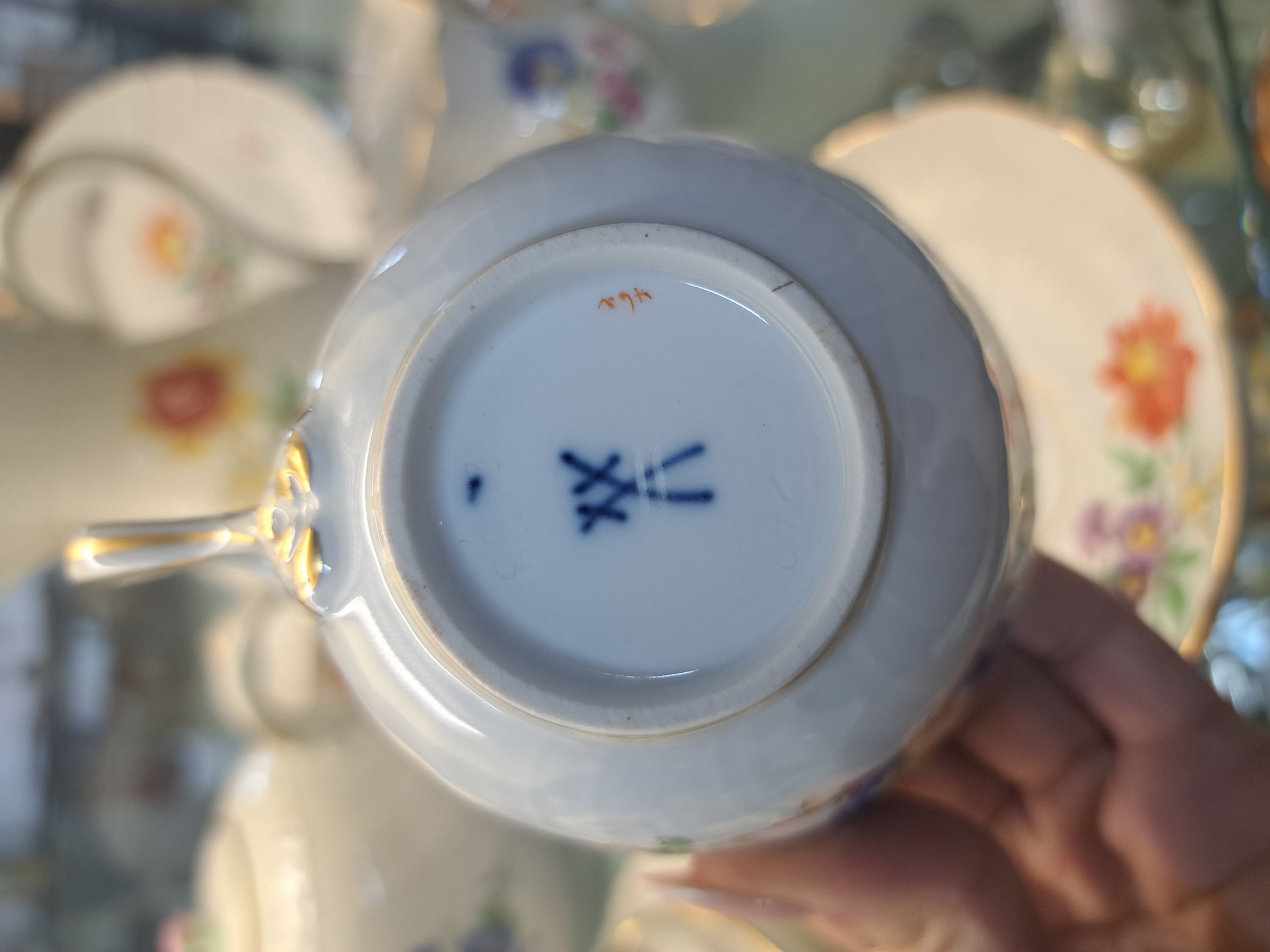 Detail g: Kaffee- und Teeservice, Meissen, 20.Jh., 2. Wahl, Porzellan, Blumengebinde, Reliefzier Neubrandstein, Goldstaffage, 6 Gedecke, große Kaffeekanne, ...
