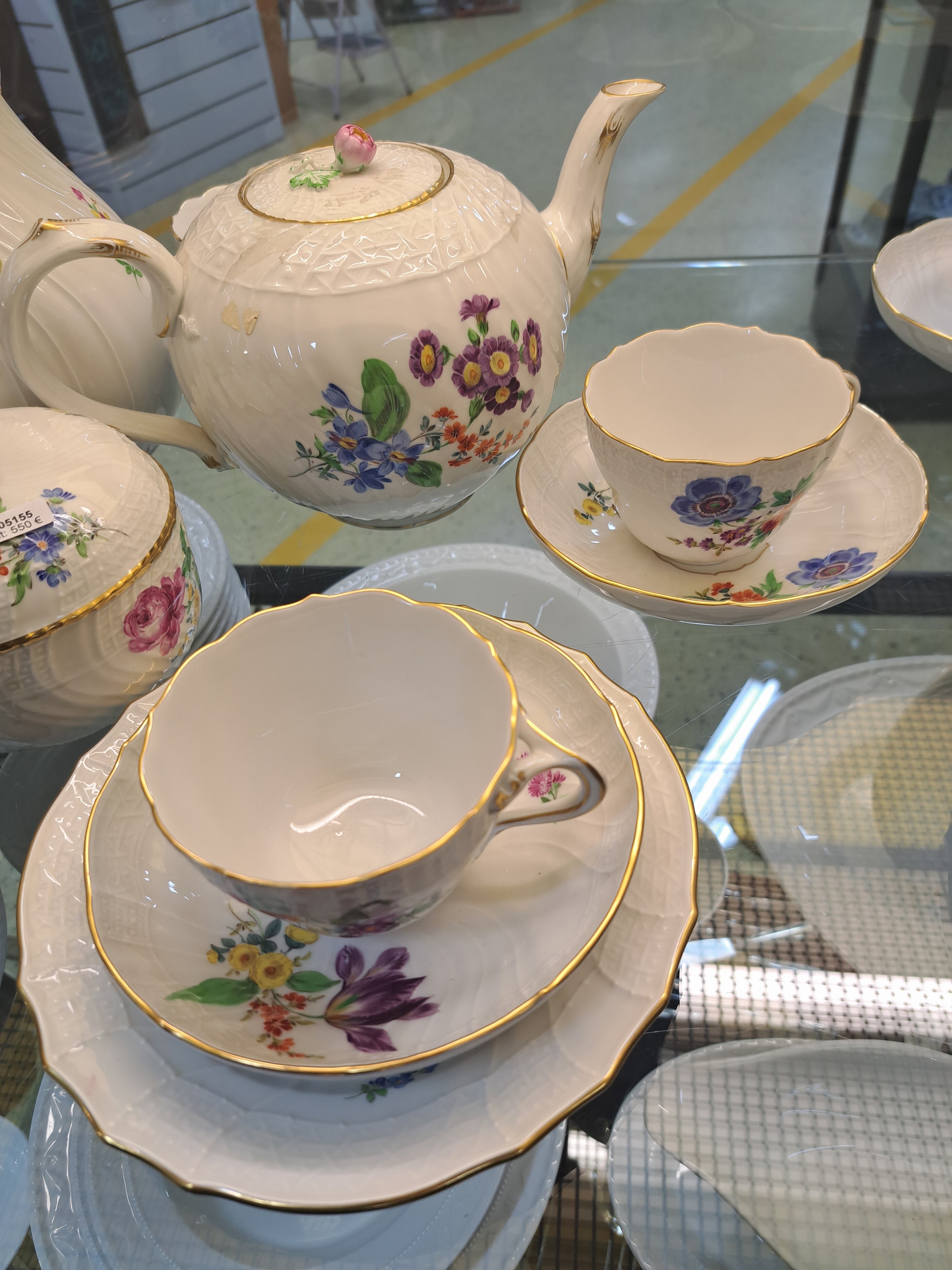 Detail a: Kaffee- und Teeservice, Meissen, 20.Jh., 2. Wahl, Porzellan, Blumengebinde, Reliefzier Neubrandstein, 6 Gedecke, Große Teekanne, große Kaffeekanne, ...