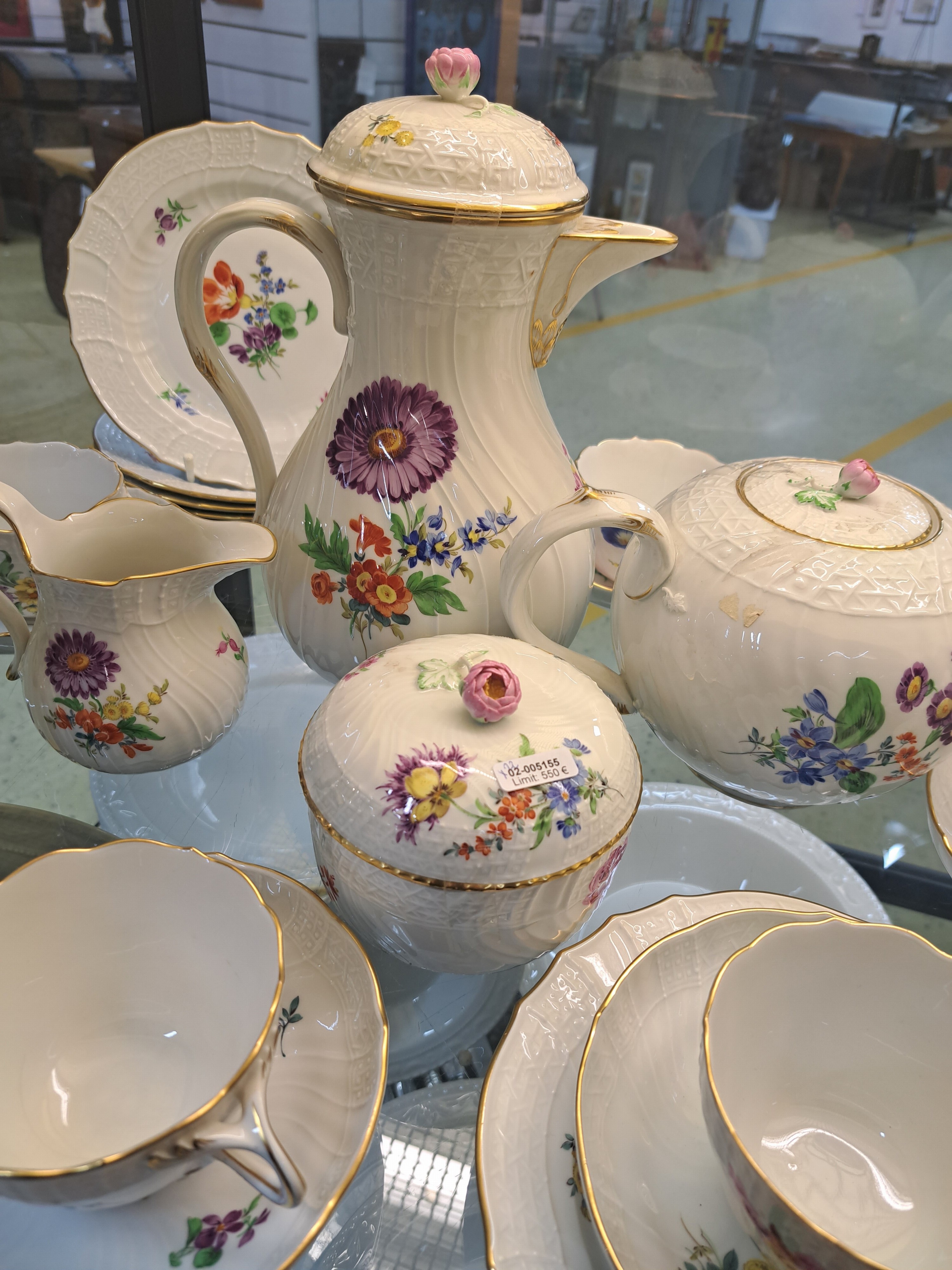 Detail b: Kaffee- und Teeservice, Meissen, 20.Jh., 2. Wahl, Porzellan, Blumengebinde, Reliefzier Neubrandstein, 6 Gedecke, Große Teekanne, große Kaffeekanne, ...