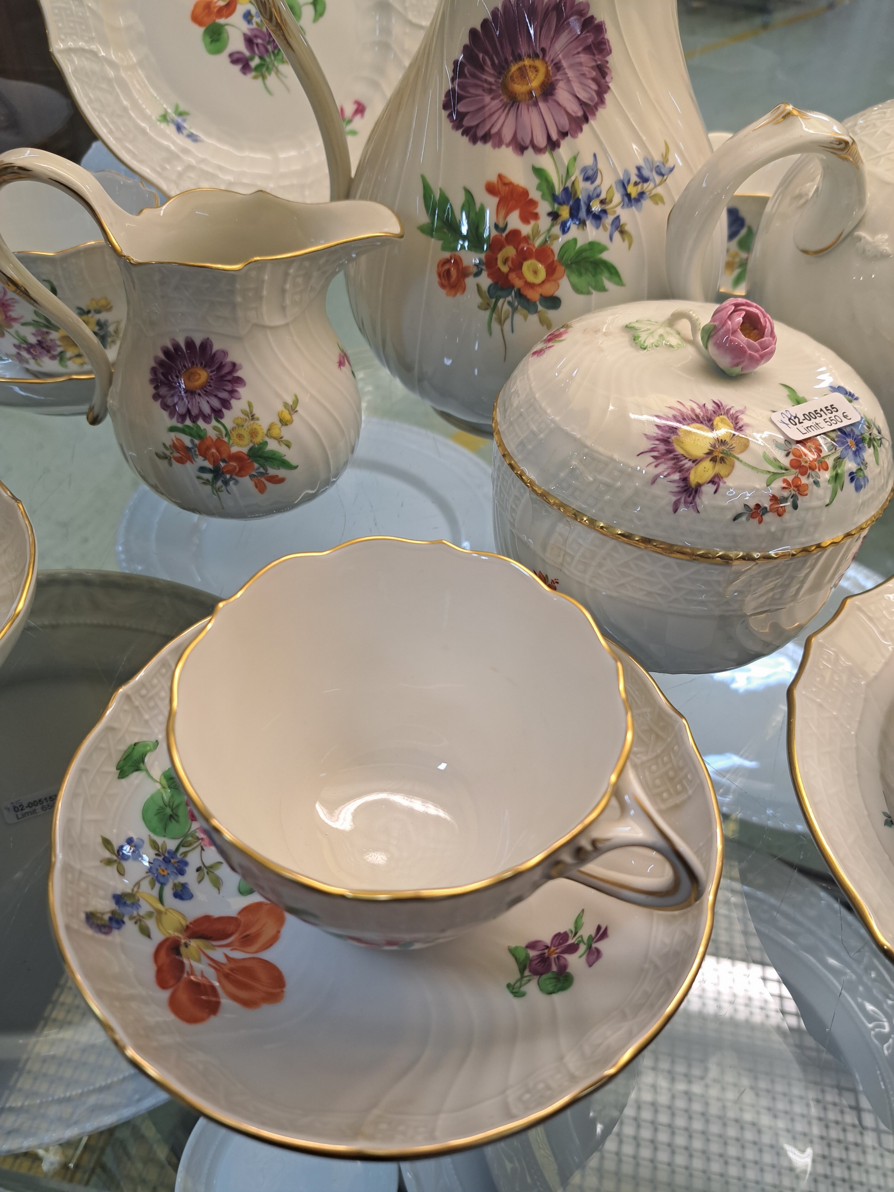 Detail c: Kaffee- und Teeservice, Meissen, 20.Jh., 2. Wahl, Porzellan, Blumengebinde, Reliefzier Neubrandstein, 6 Gedecke, Große Teekanne, große Kaffeekanne, ...