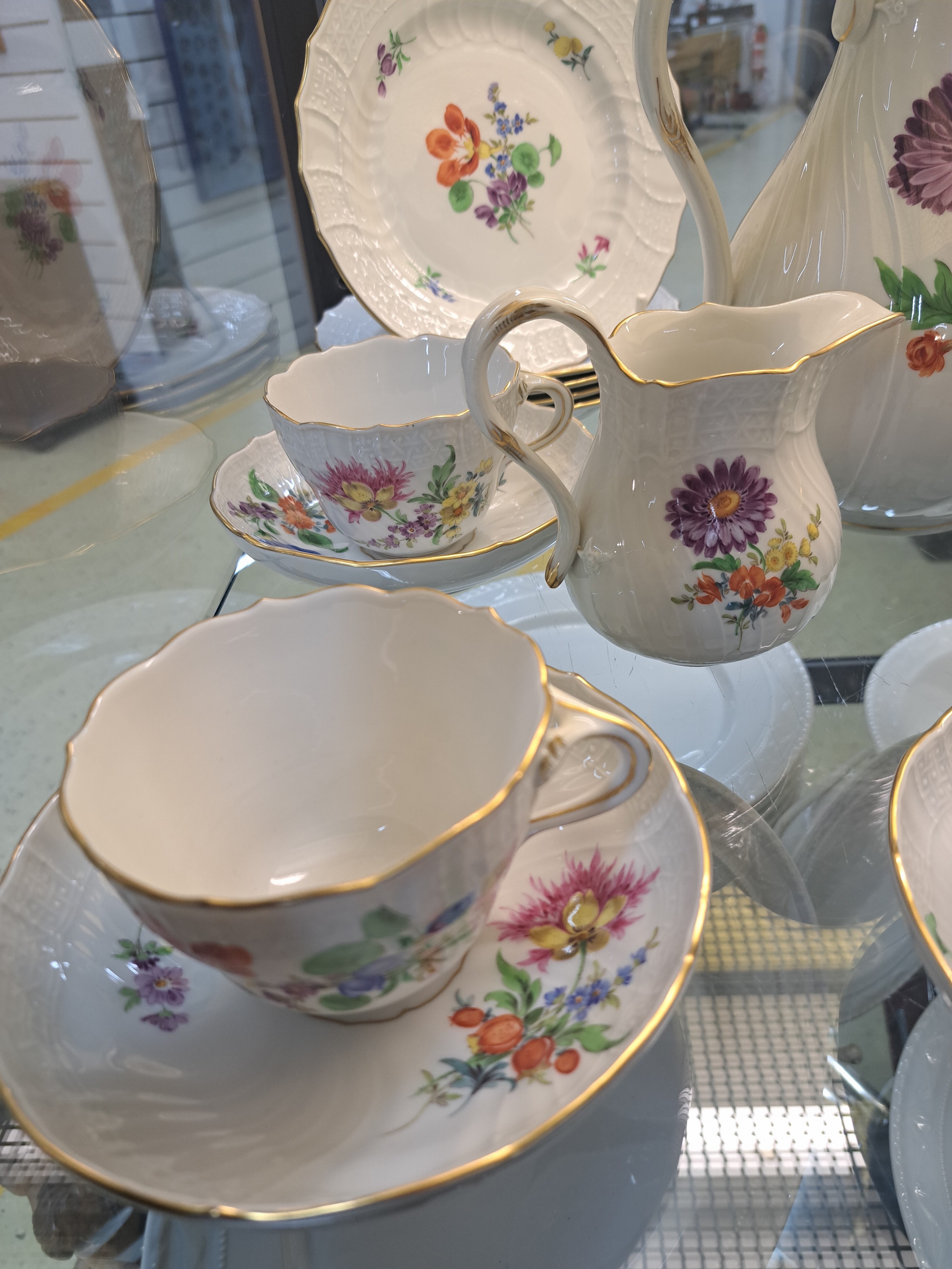 Detail d: Kaffee- und Teeservice, Meissen, 20.Jh., 2. Wahl, Porzellan, Blumengebinde, Reliefzier Neubrandstein, 6 Gedecke, Große Teekanne, große Kaffeekanne, ...