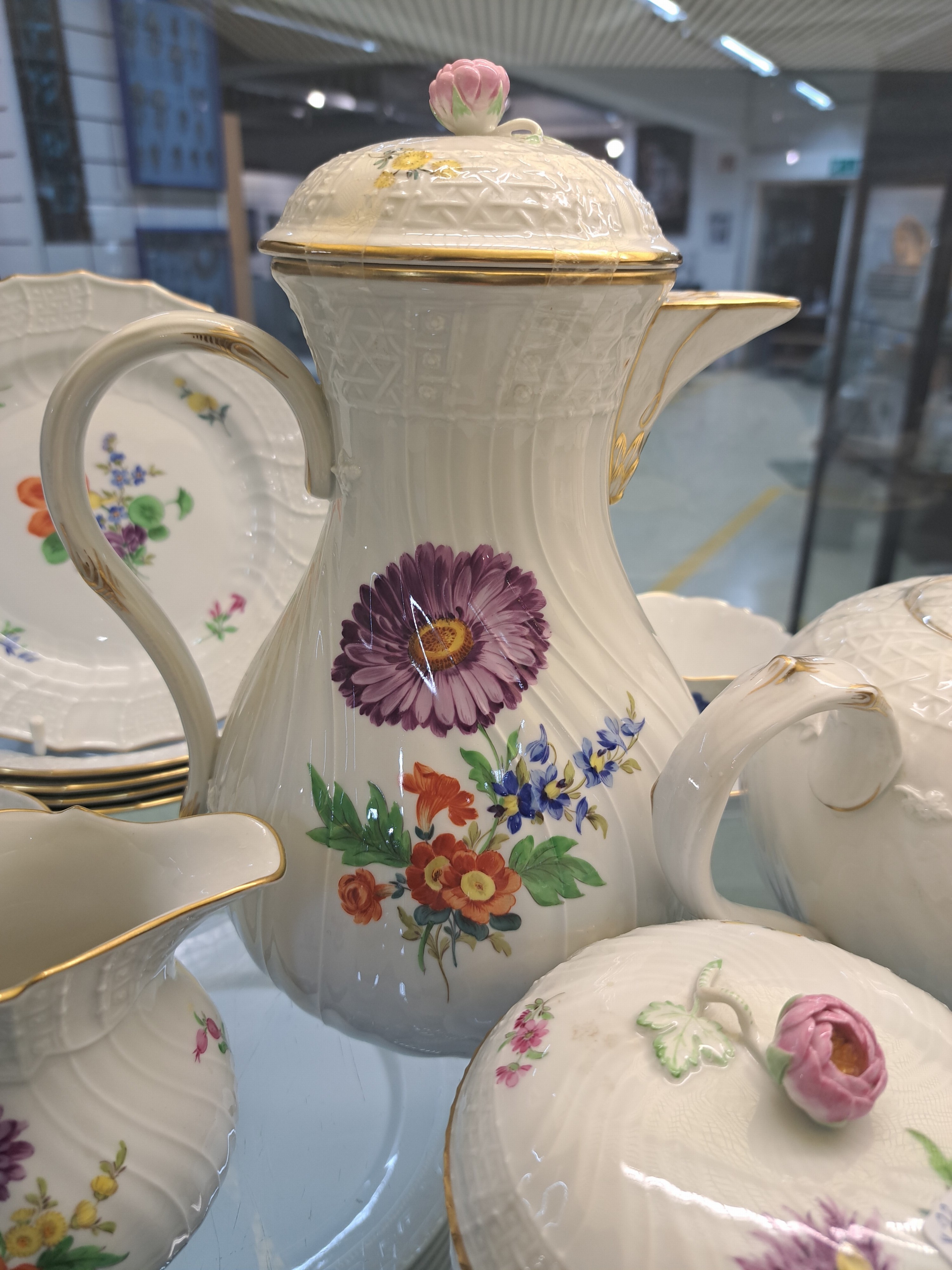 Detail e: Kaffee- und Teeservice, Meissen, 20.Jh., 2. Wahl, Porzellan, Blumengebinde, Reliefzier Neubrandstein, 6 Gedecke, Große Teekanne, große Kaffeekanne, ...
