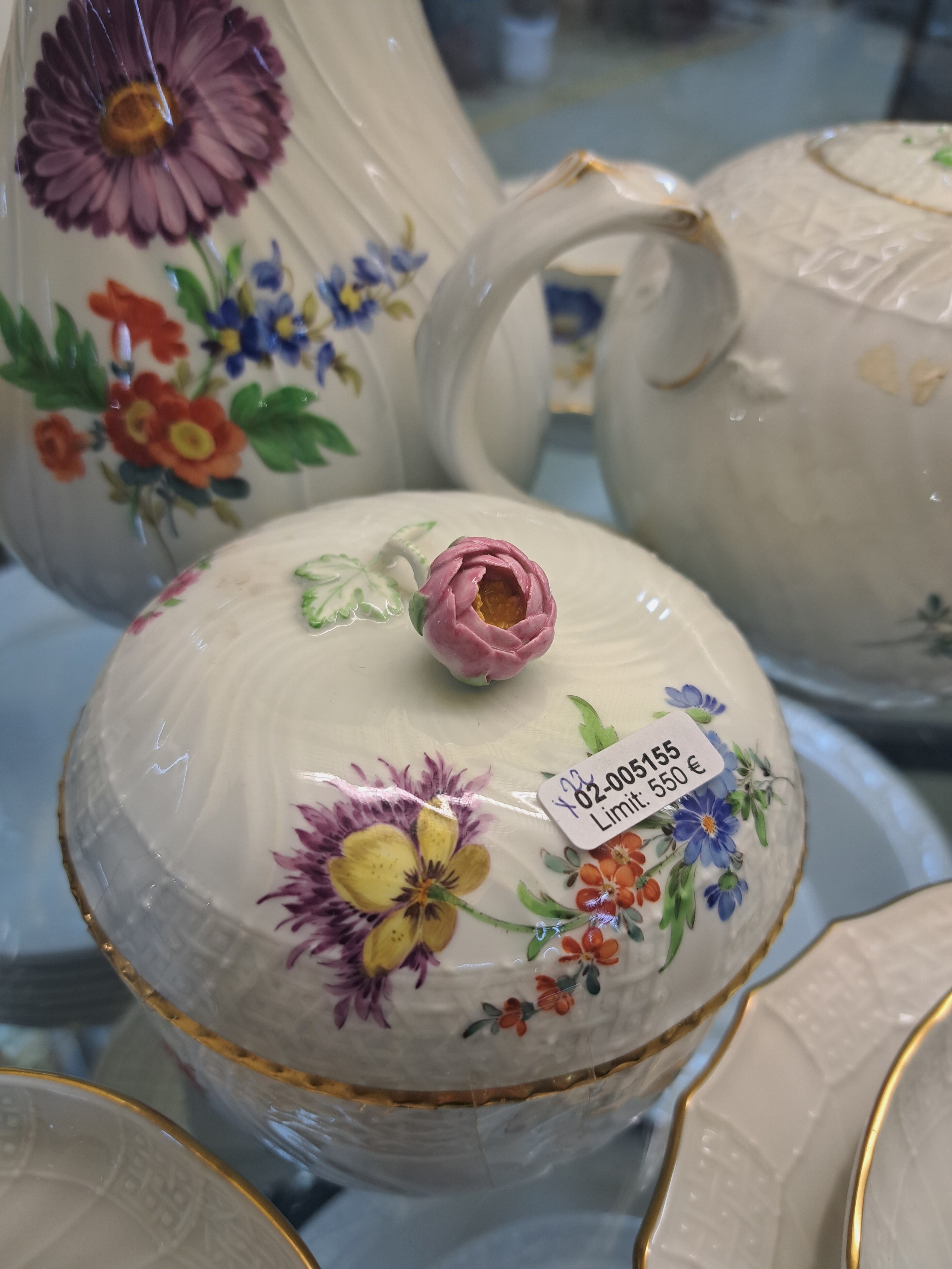 Detail f: Kaffee- und Teeservice, Meissen, 20.Jh., 2. Wahl, Porzellan, Blumengebinde, Reliefzier Neubrandstein, 6 Gedecke, Große Teekanne, große Kaffeekanne, ...