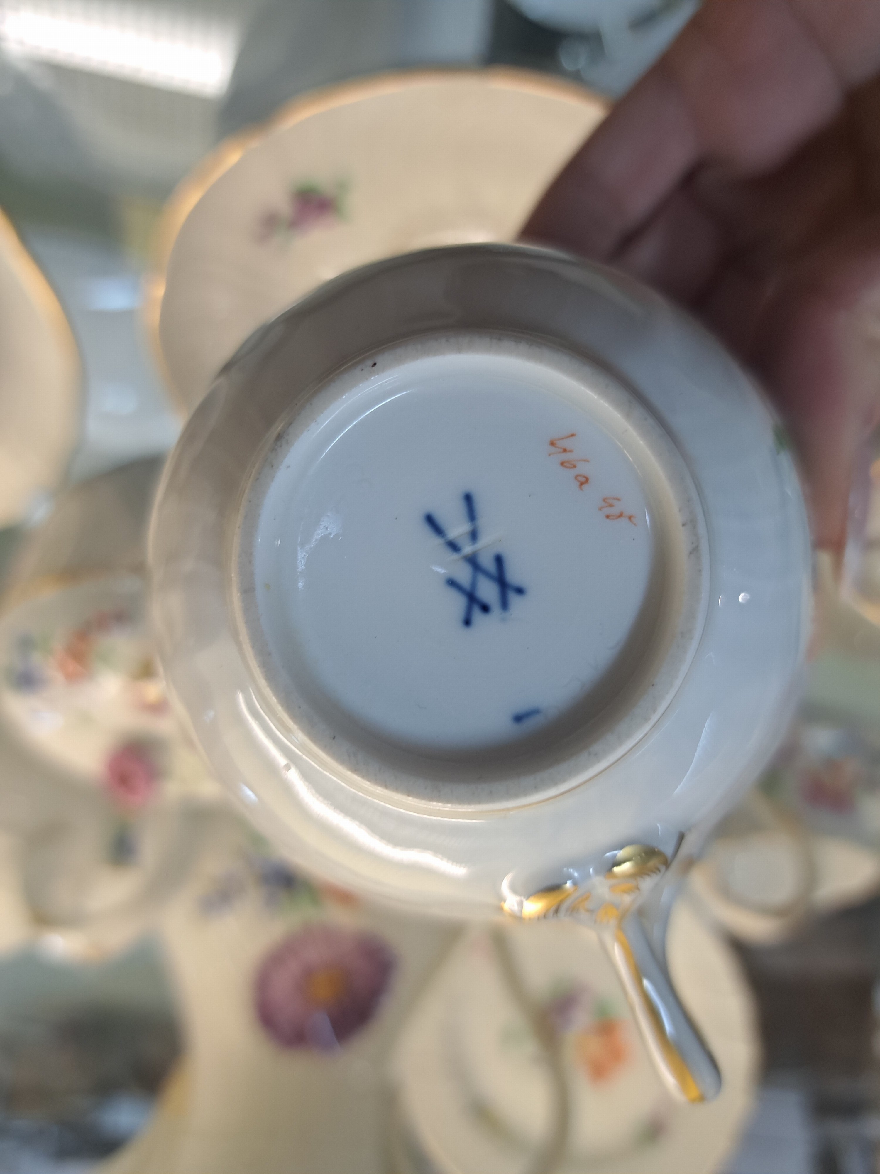 Detail g: Kaffee- und Teeservice, Meissen, 20.Jh., 2. Wahl, Porzellan, Blumengebinde, Reliefzier Neubrandstein, 6 Gedecke, Große Teekanne, große Kaffeekanne, ...