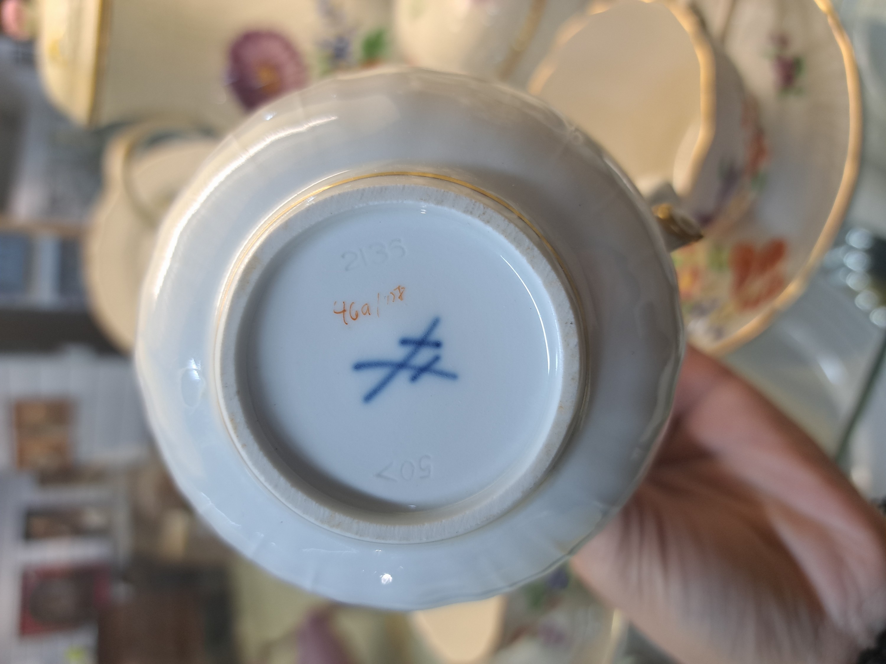 Detail h: Kaffee- und Teeservice, Meissen, 20.Jh., 2. Wahl, Porzellan, Blumengebinde, Reliefzier Neubrandstein, 6 Gedecke, Große Teekanne, große Kaffeekanne, ...