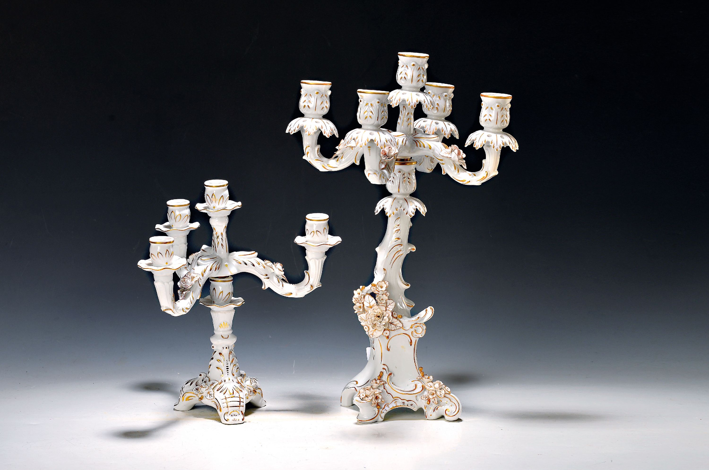 Image 27048084 - 2 Porzellanleuchter, Sitzendorf, 20.Jh., weiß, 4 bzw. 5 Brennstellen, reich applizierte ...