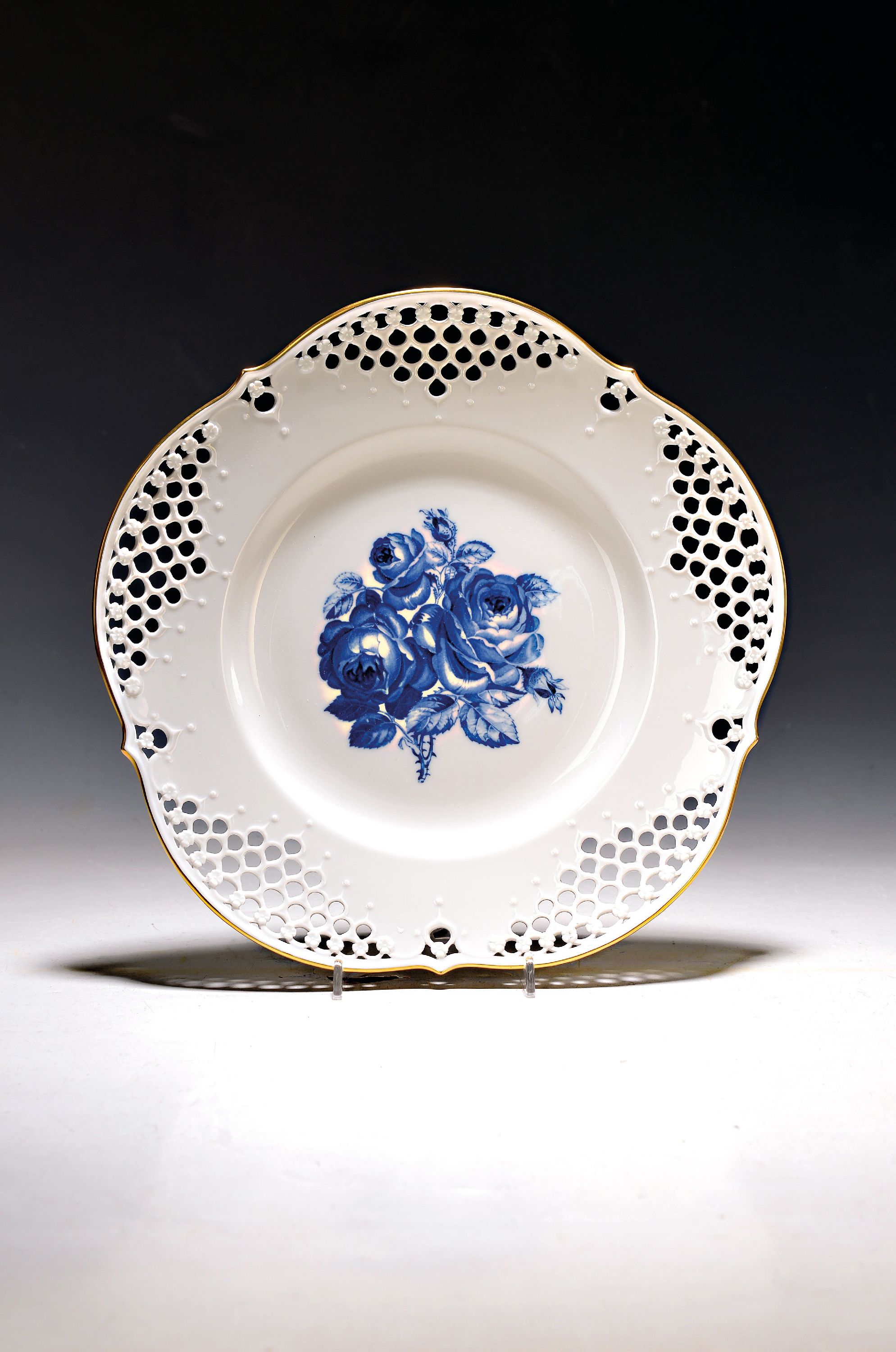 Image 27048087 - Wandteller blaue Rose, Meissen, 20.Jh., Porzellan, Durchbrucharbeit, Goldstaffage, D. ...