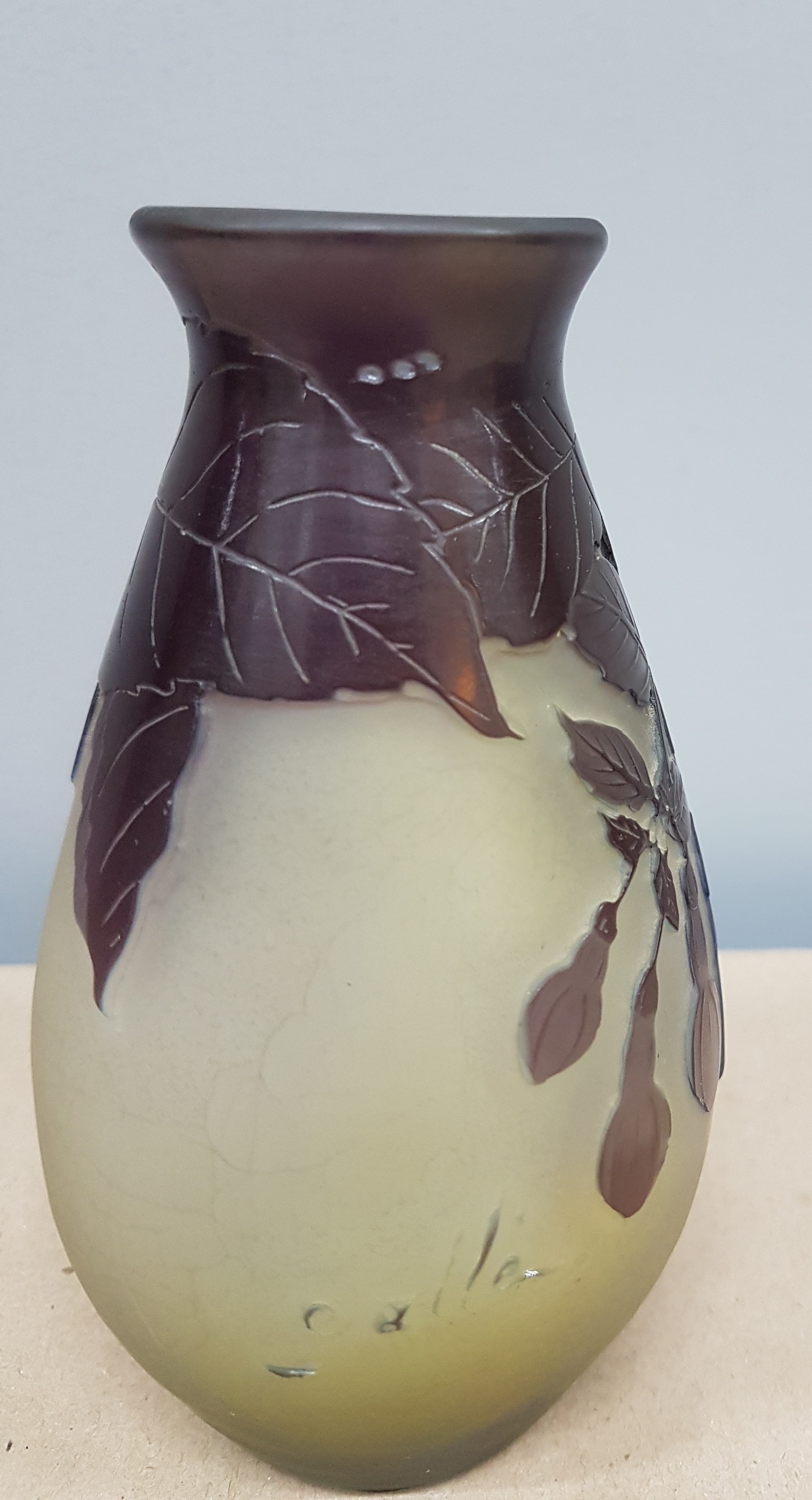 Detail d: Ziervase "Clematis", Galle, Nancy, 1. Viertel 20.Jh., farbloses Glas, violetter und hellblauer Überfang, geschnitten, geschliffen und ...