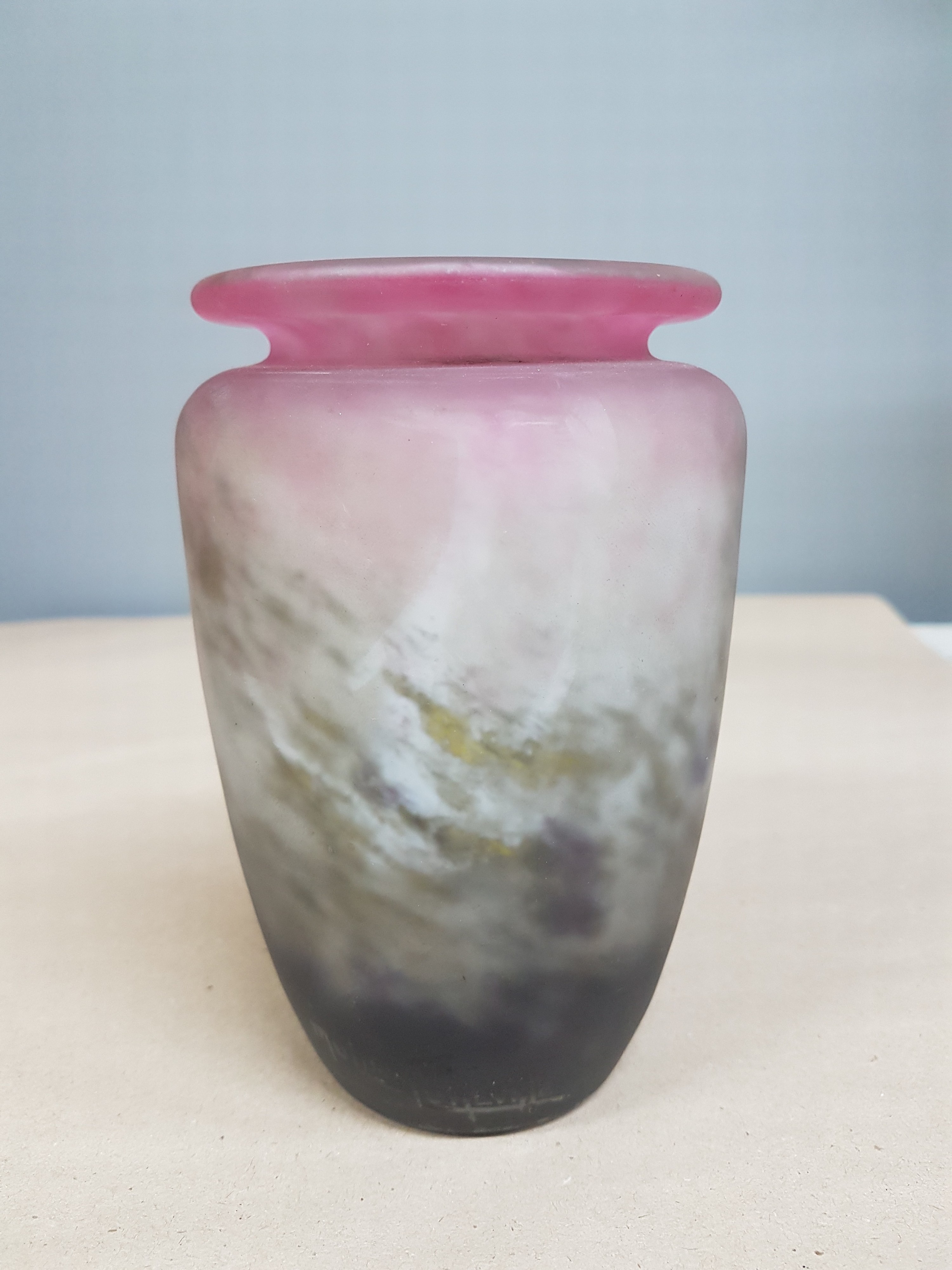 Detail a: Ziervase, Müller Fres, Luneville, 1.Viertel 20.Jh., farbloses Glas mit violetten, gelben und grünen Einpuderungen, Ätzmarke, H. 14 cm
