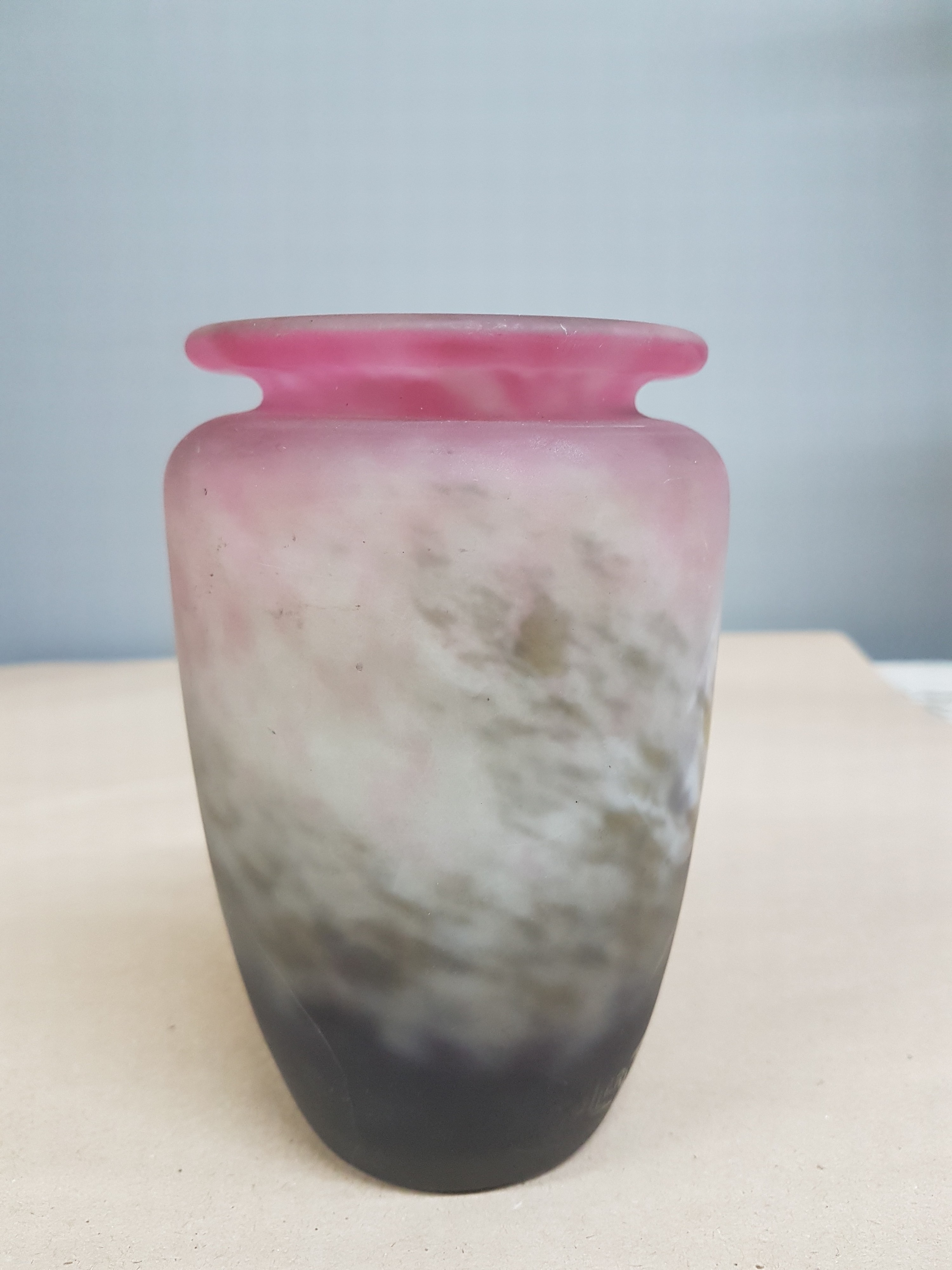 Detail b: Ziervase, Müller Fres, Luneville, 1.Viertel 20.Jh., farbloses Glas mit violetten, gelben und grünen Einpuderungen, Ätzmarke, H. 14 cm